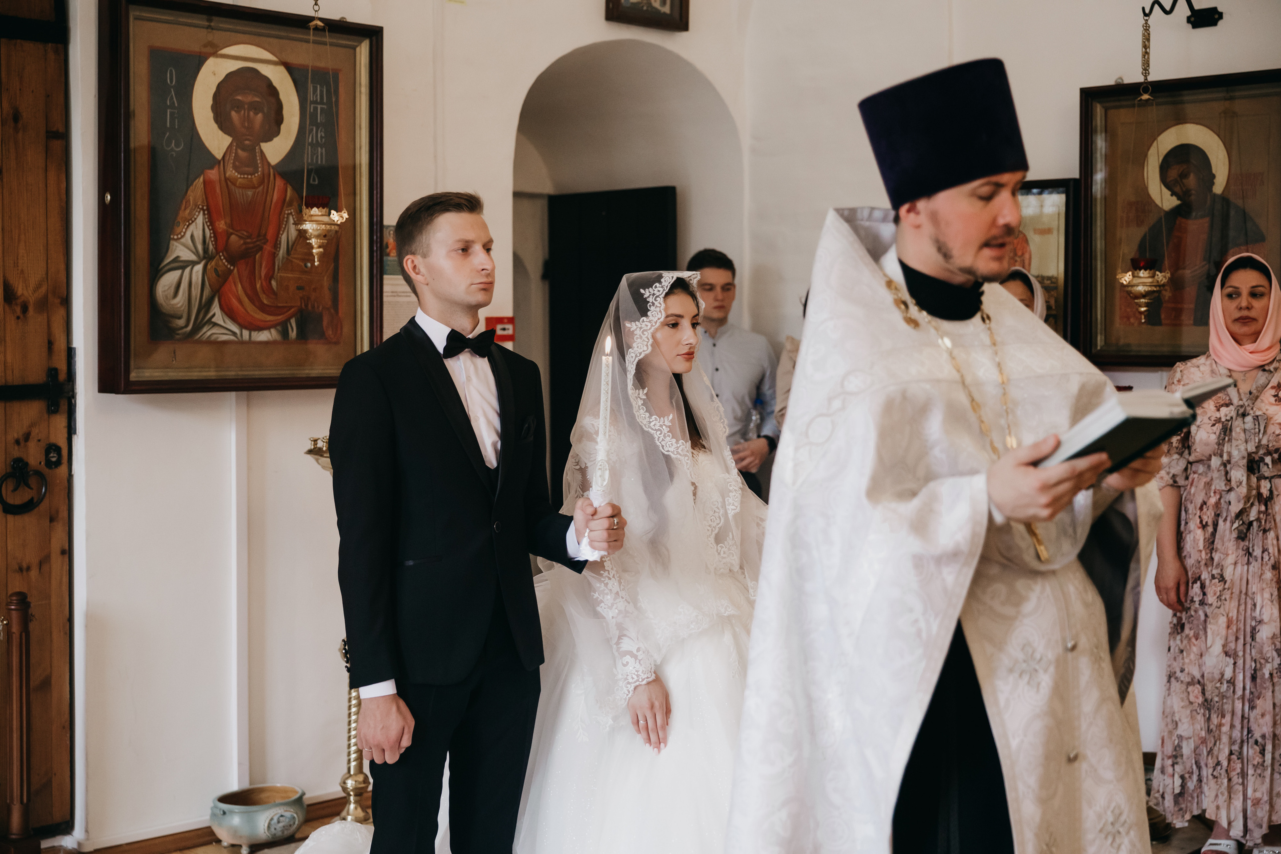 Венчание в Храме Тихвинской Иконы Божией Матери. Свадебный фотограф в Москве Екатерина Гусева