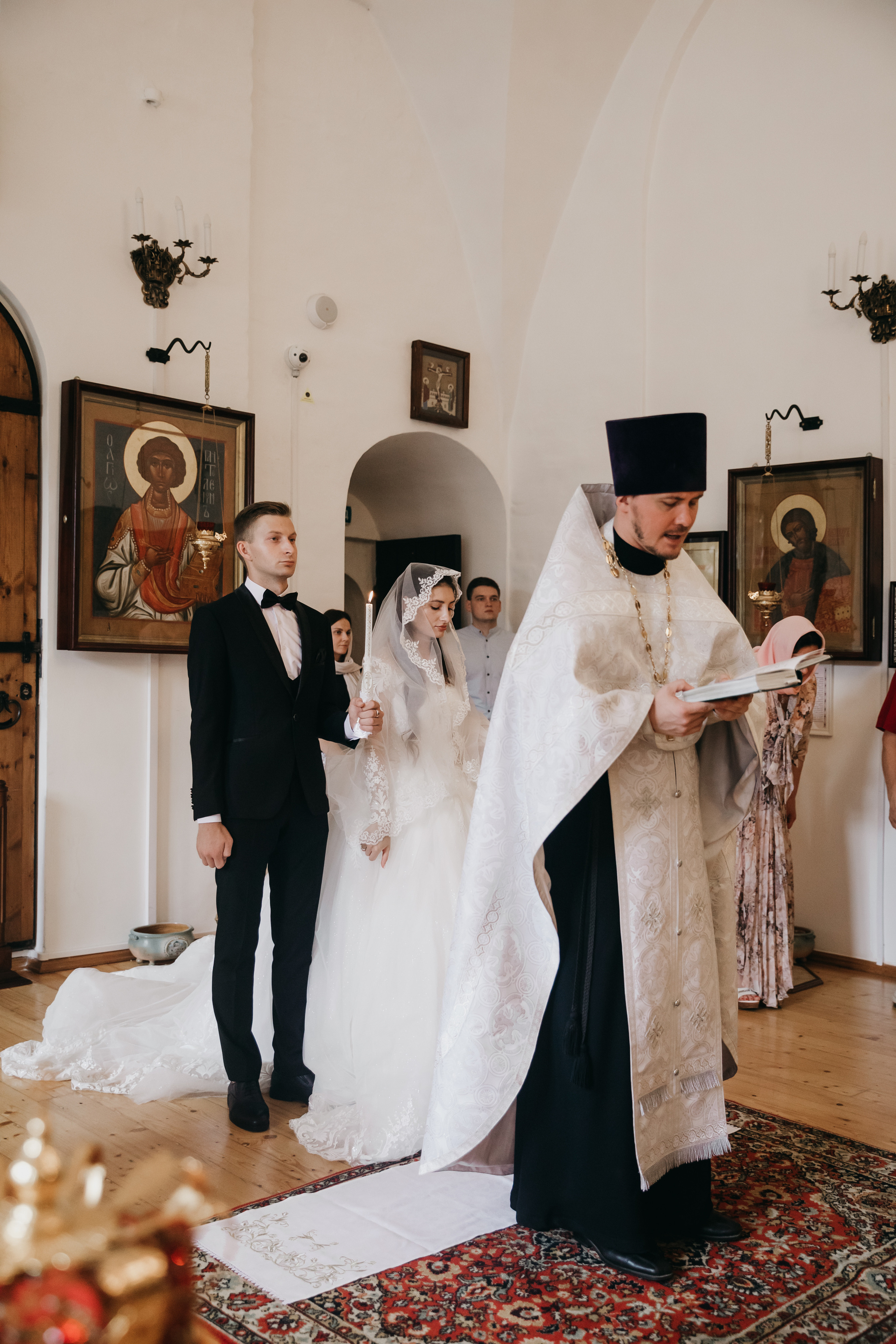 Венчание в Храме Тихвинской Иконы Божией Матери. Свадебный фотограф в Москве Екатерина Гусева