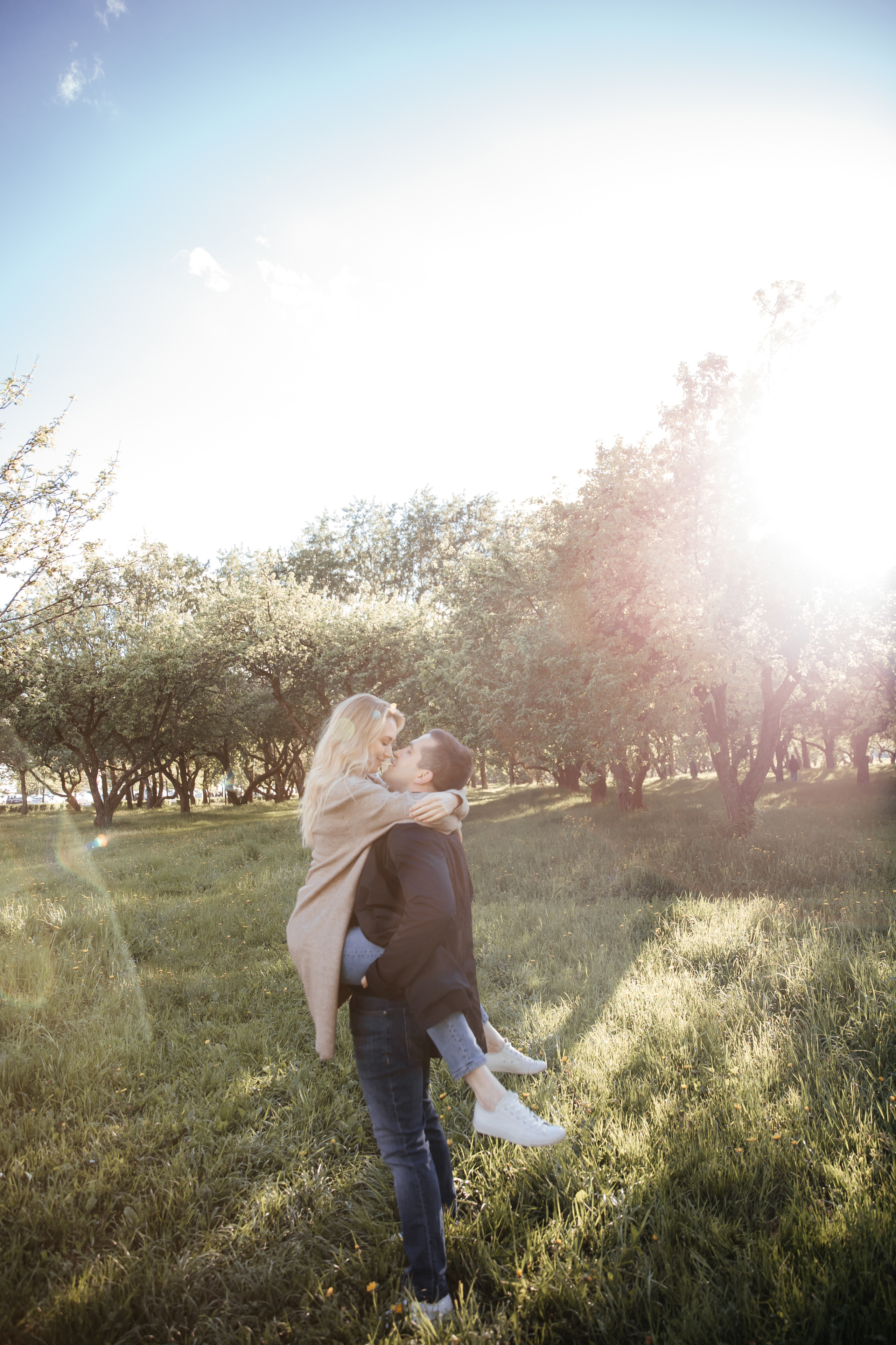 Предсвадебная фотосессия в цветущих яблонях. Свадебный фотограф в Москве Екатерина Гусева