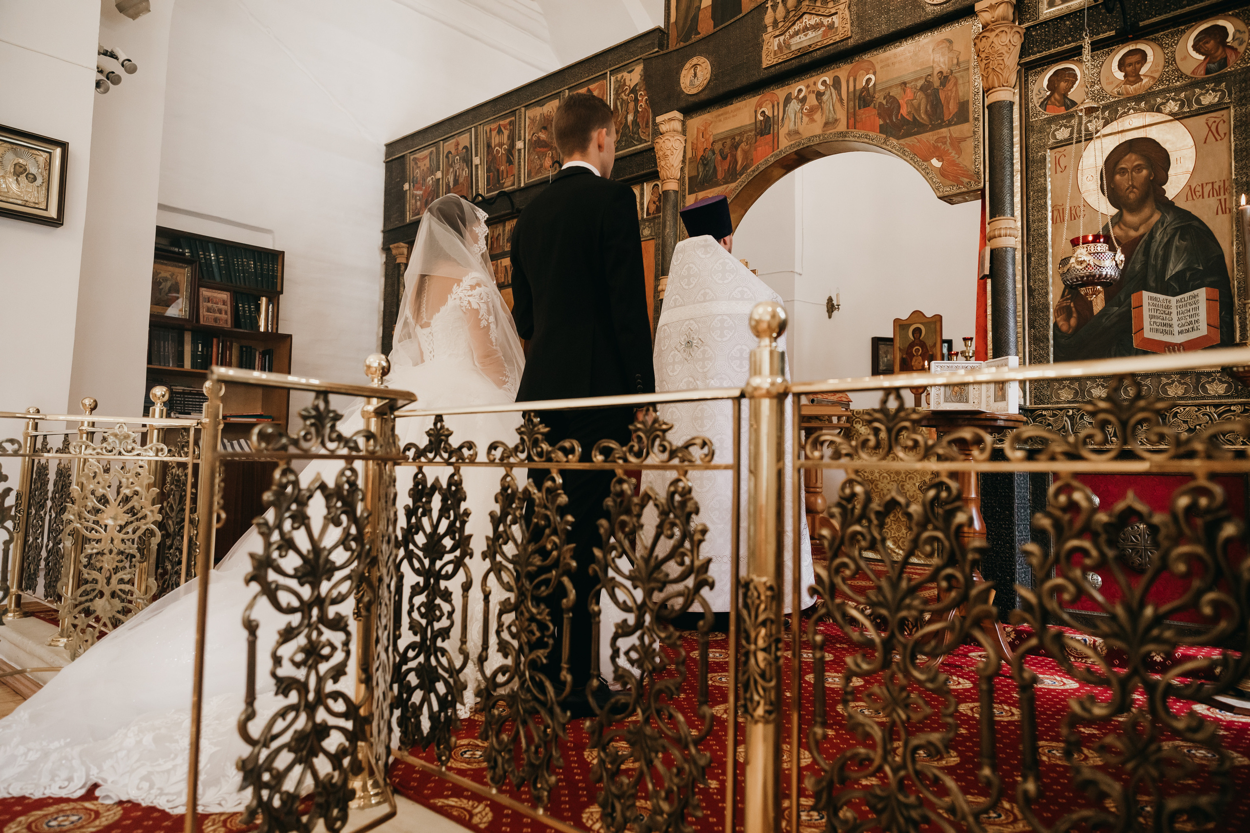 Венчание в Храме Тихвинской Иконы Божией Матери. Свадебный фотограф в Москве Екатерина Гусева