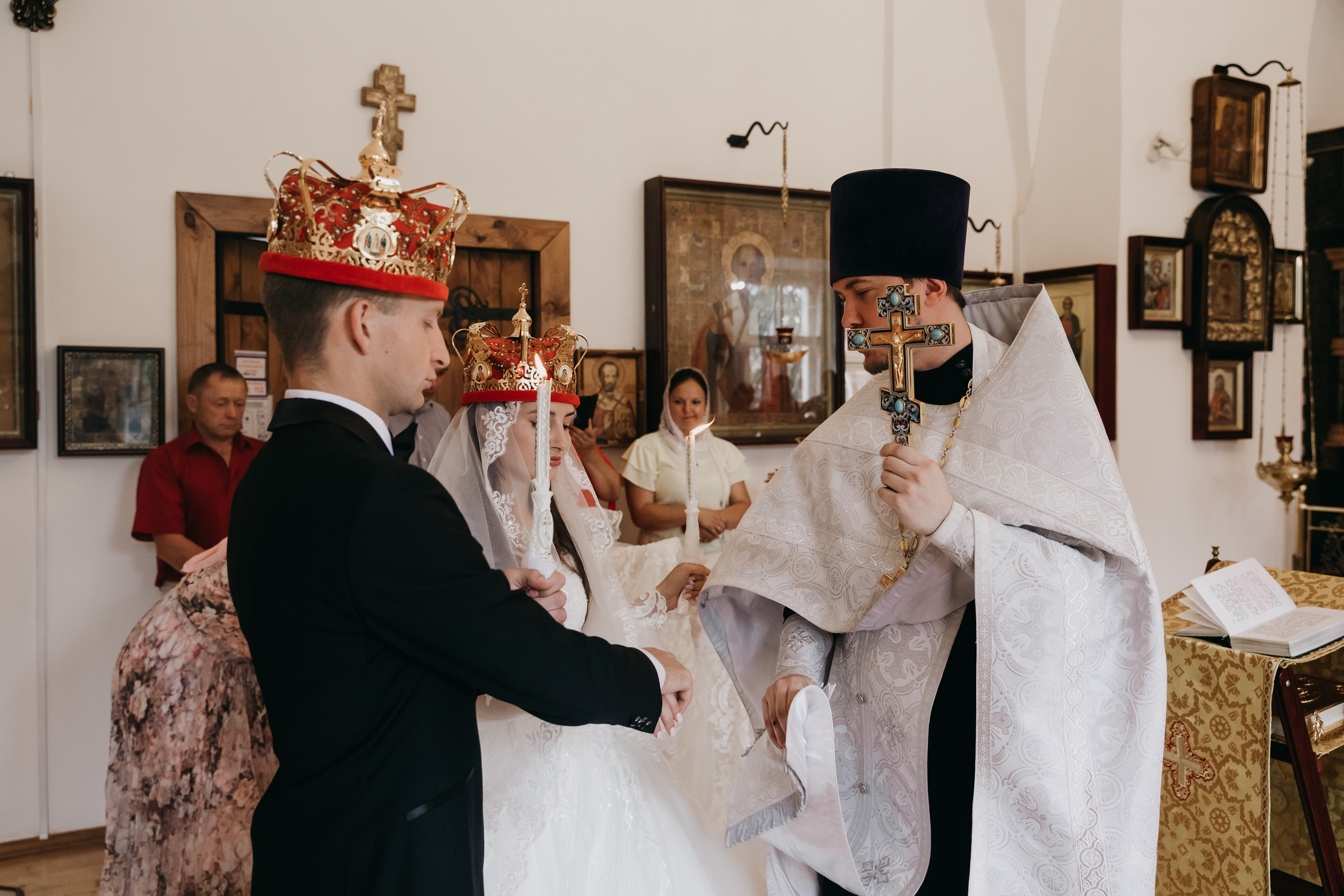 Венчание в Храме Тихвинской Иконы Божией Матери. Свадебный фотограф в Москве Екатерина Гусева