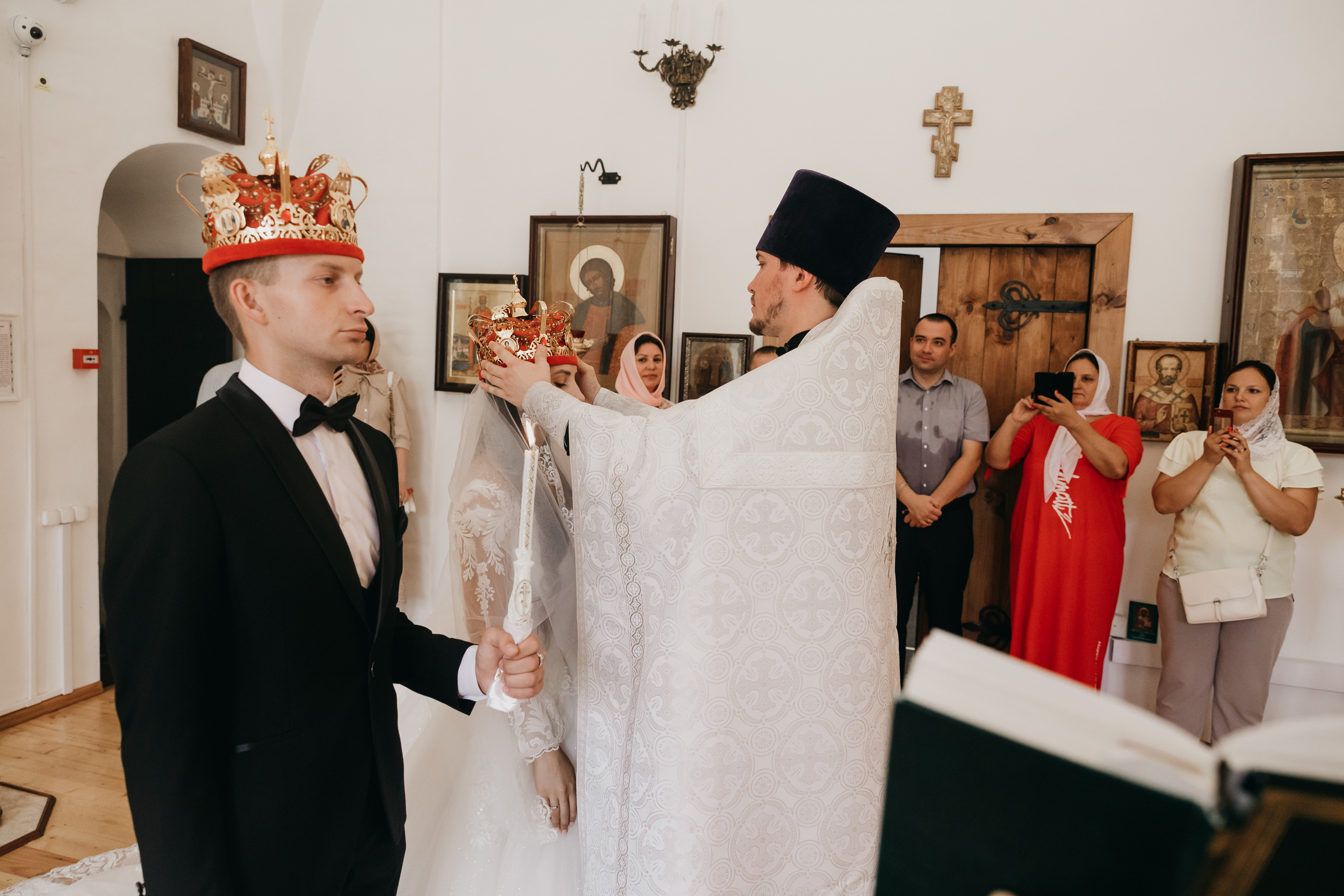 Венчание в Храме Тихвинской Иконы Божией Матери. Свадебный фотограф в Москве Екатерина Гусева