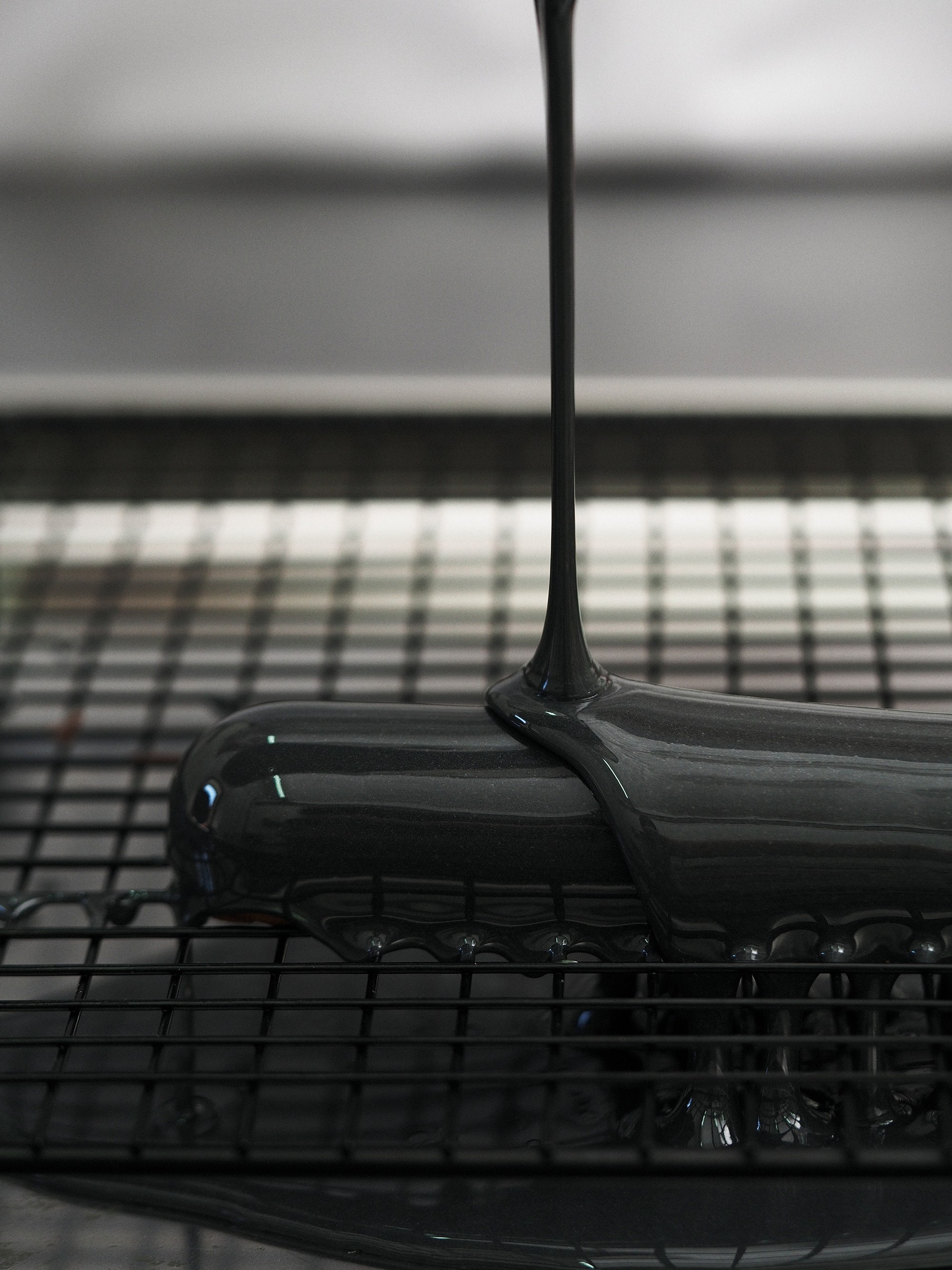 шоколадный эклер в зеркальной глазури 