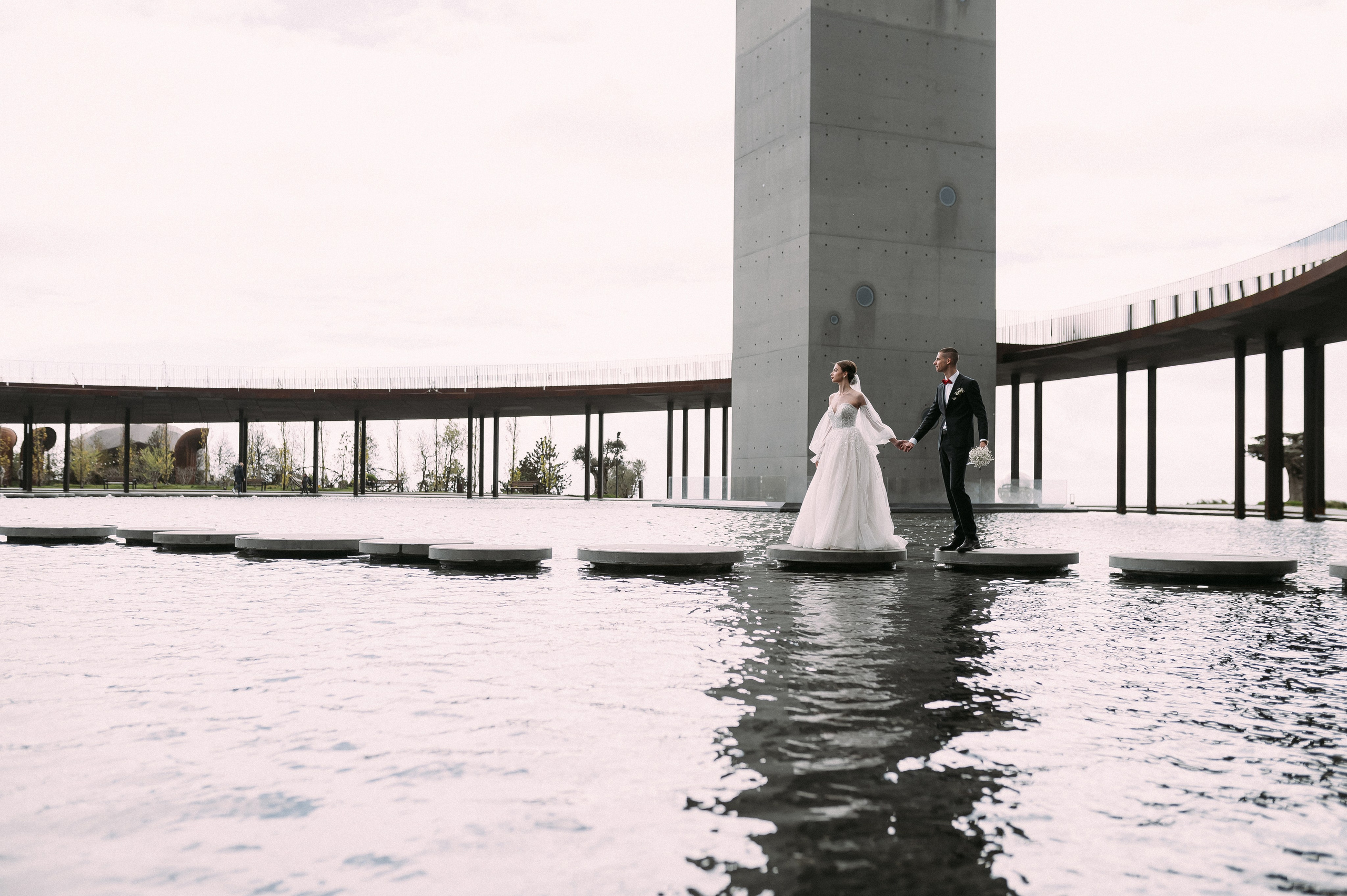 Свадебное утро и прогулка красивой яркой пары. Свадебный и семейный фотограф в Симферополе Дарья Маркова