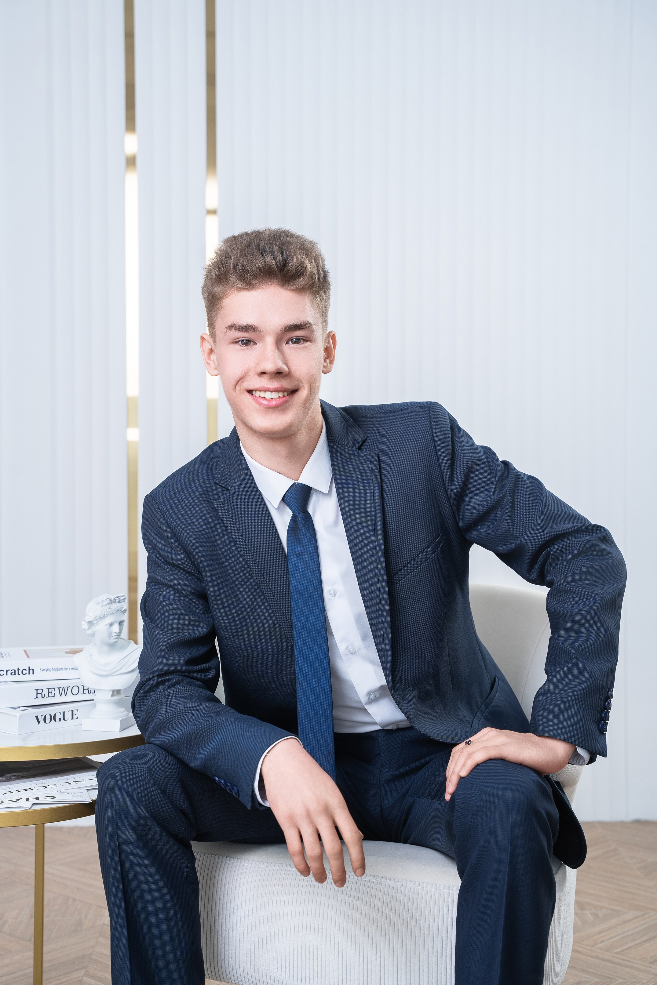 Выпускная фотосессия в фотостудии. Выпускные альбомы Нижнекамск Набережные Челны Фотостудия Небо