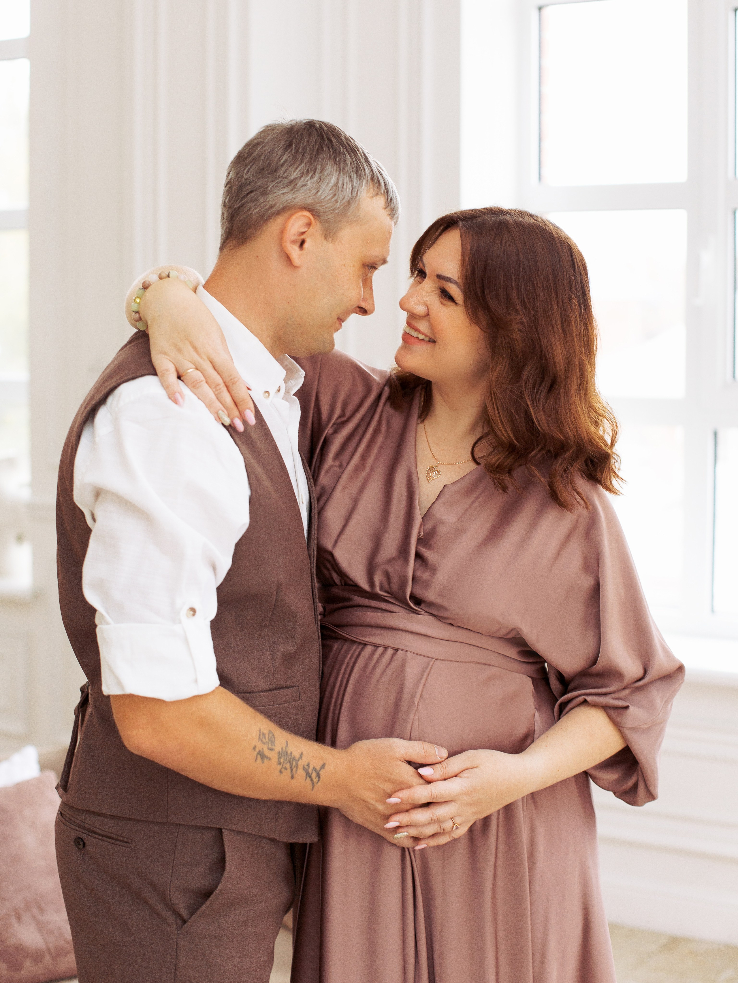 Семейная Новогодняя фотосессия в студии в городе Ростове-на-Дону для Александра, Анастасии и Ольги