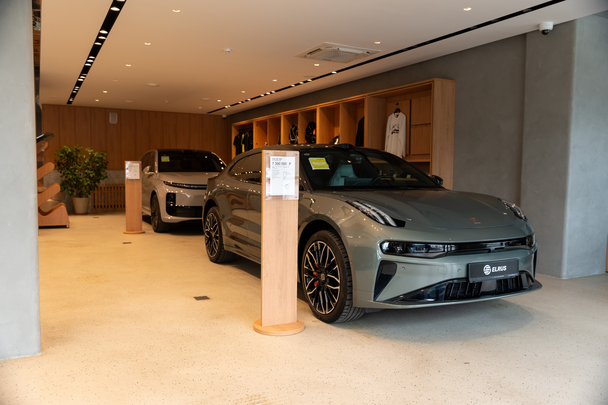 Интерьерная фотосъемка автосалона Elrus в Краснодаре. Zeekr, LiXiang Профессиональная фотосъемка интерьера премиум-автосалона в Краснодаре. Шедевры для Вас! Фотограф и Видеограф в Краснодаре Пахиев Руслан