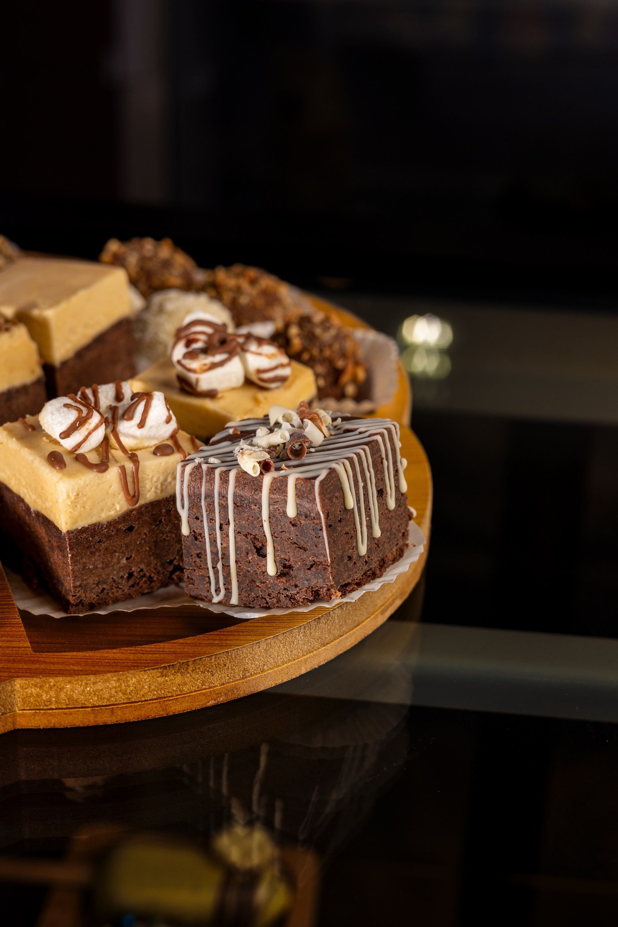 Фотографии для кулинарной студии десерты на тарелке отражение чёрный фон