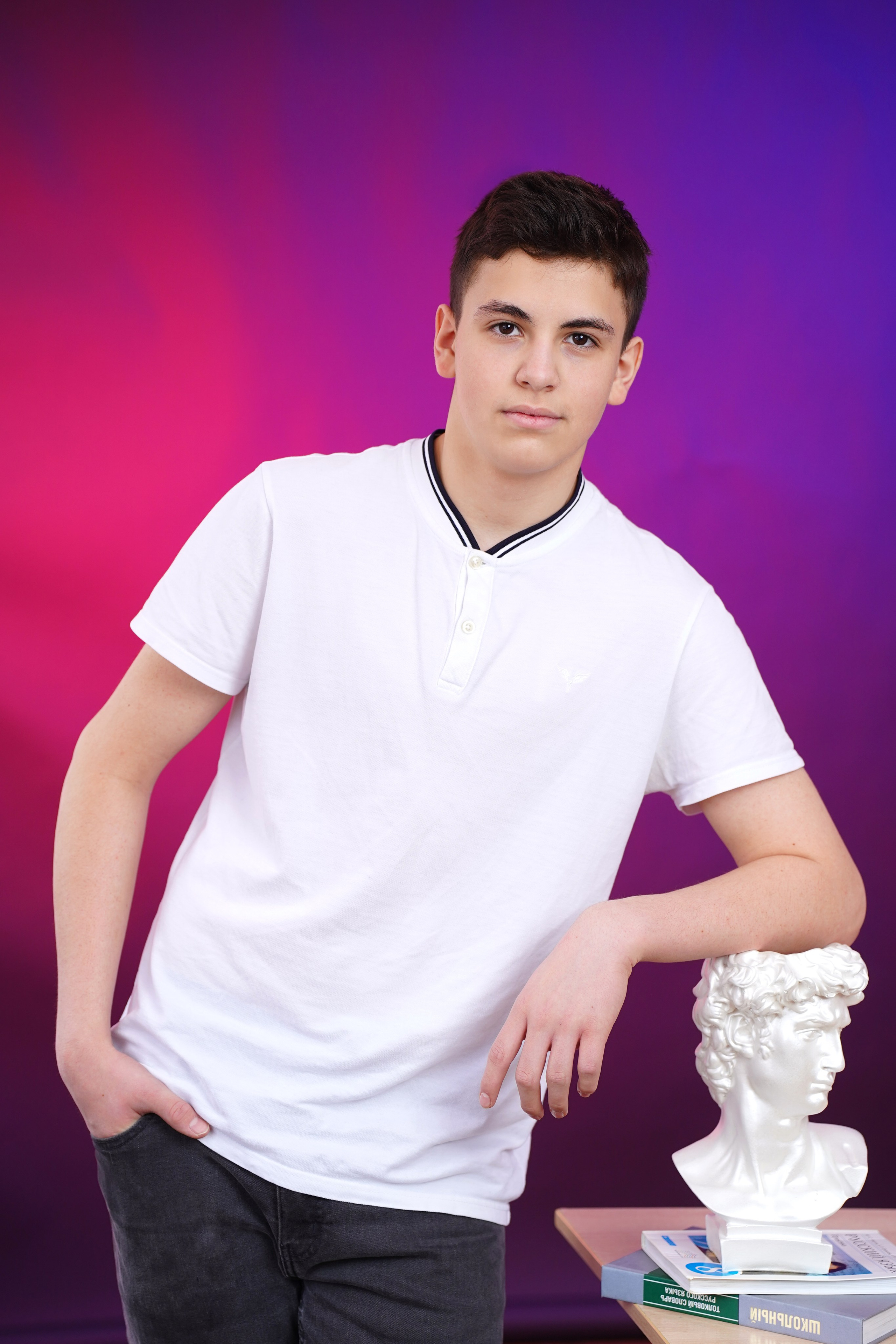 съемка в школьном коридоре. Привозили студийный свет и фон