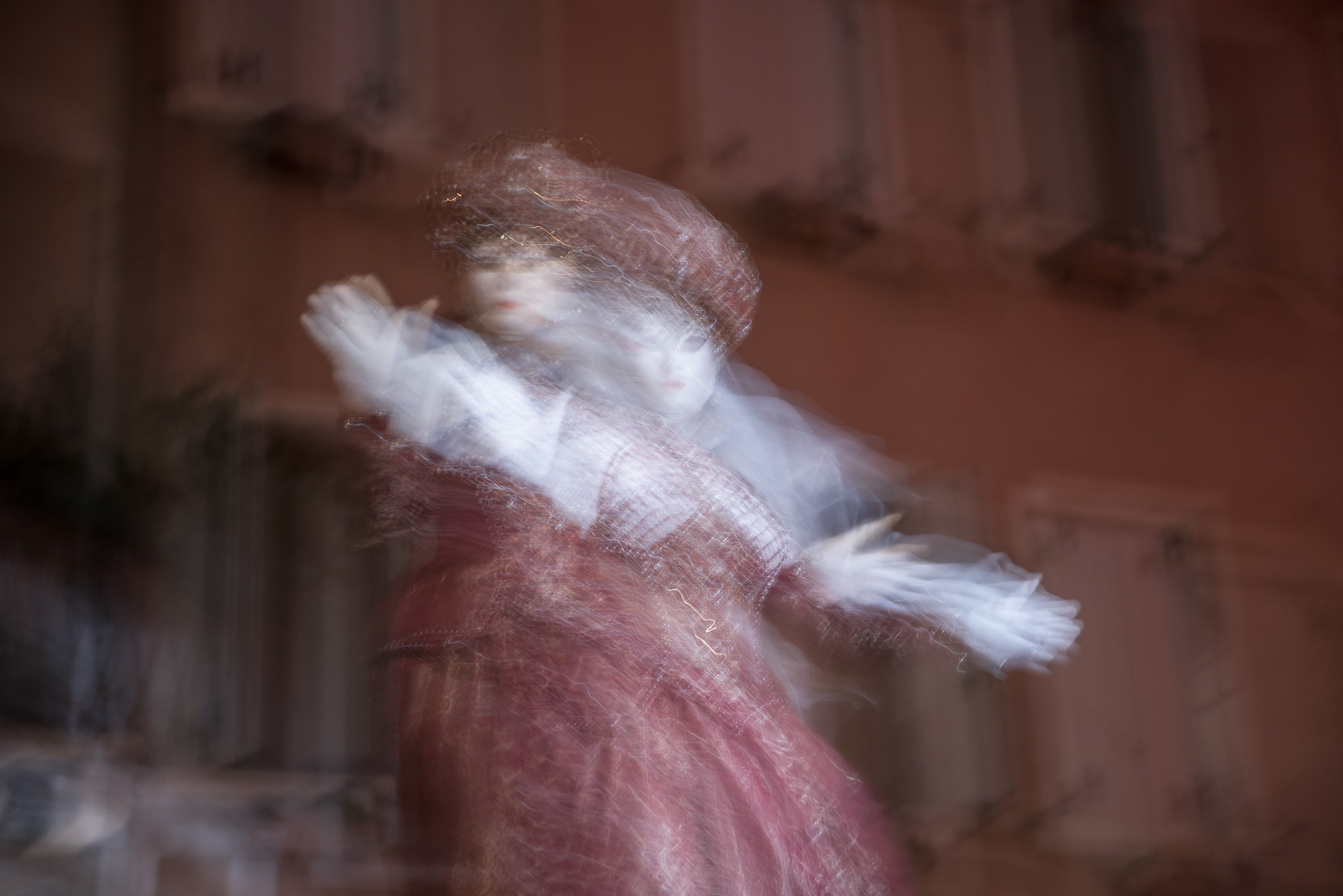 Фотографии призраков Венеции | Мистическая фотосессия карнавала Motion Blur