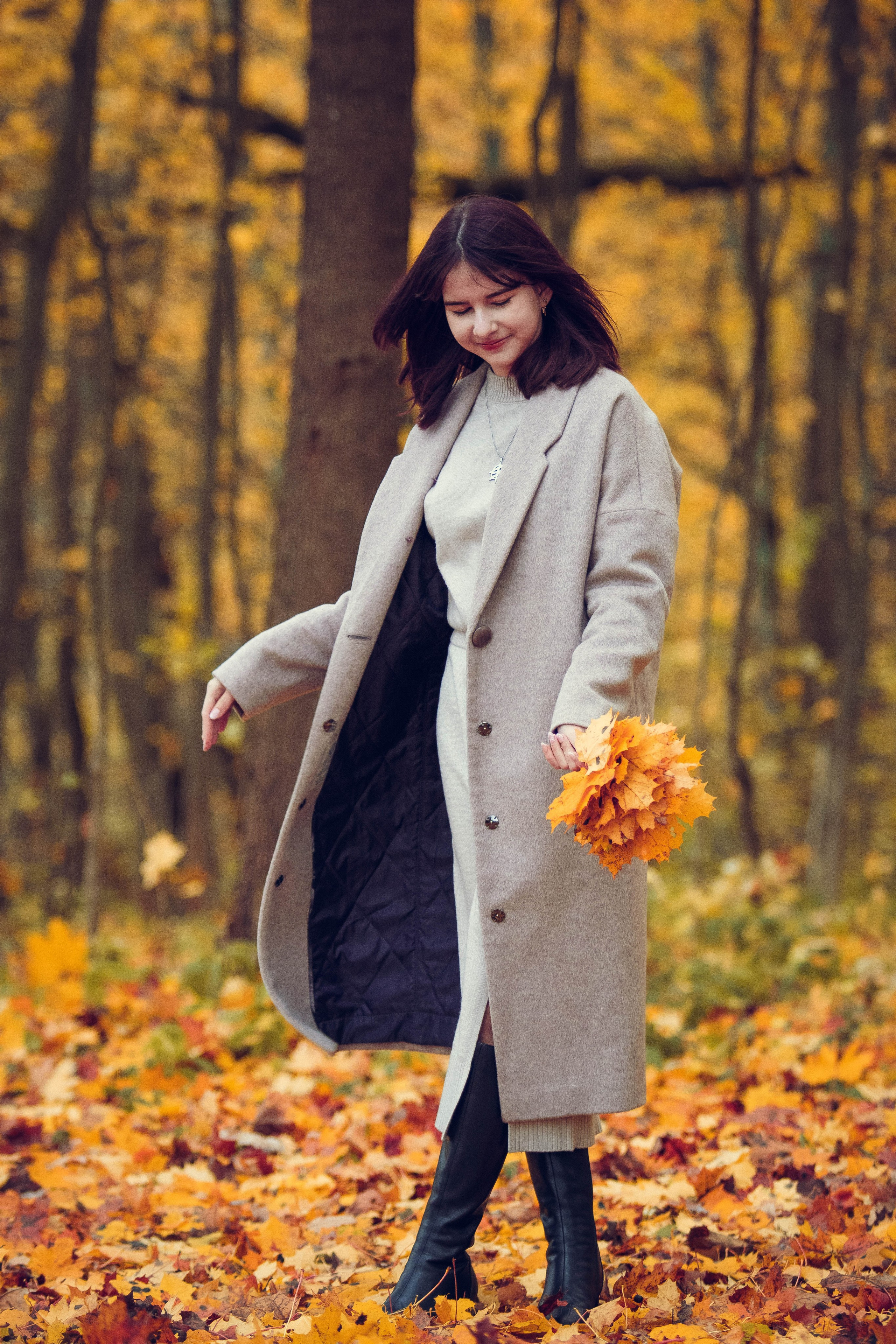 Выездная фотосессия девушки в осеннем парке Московской области
