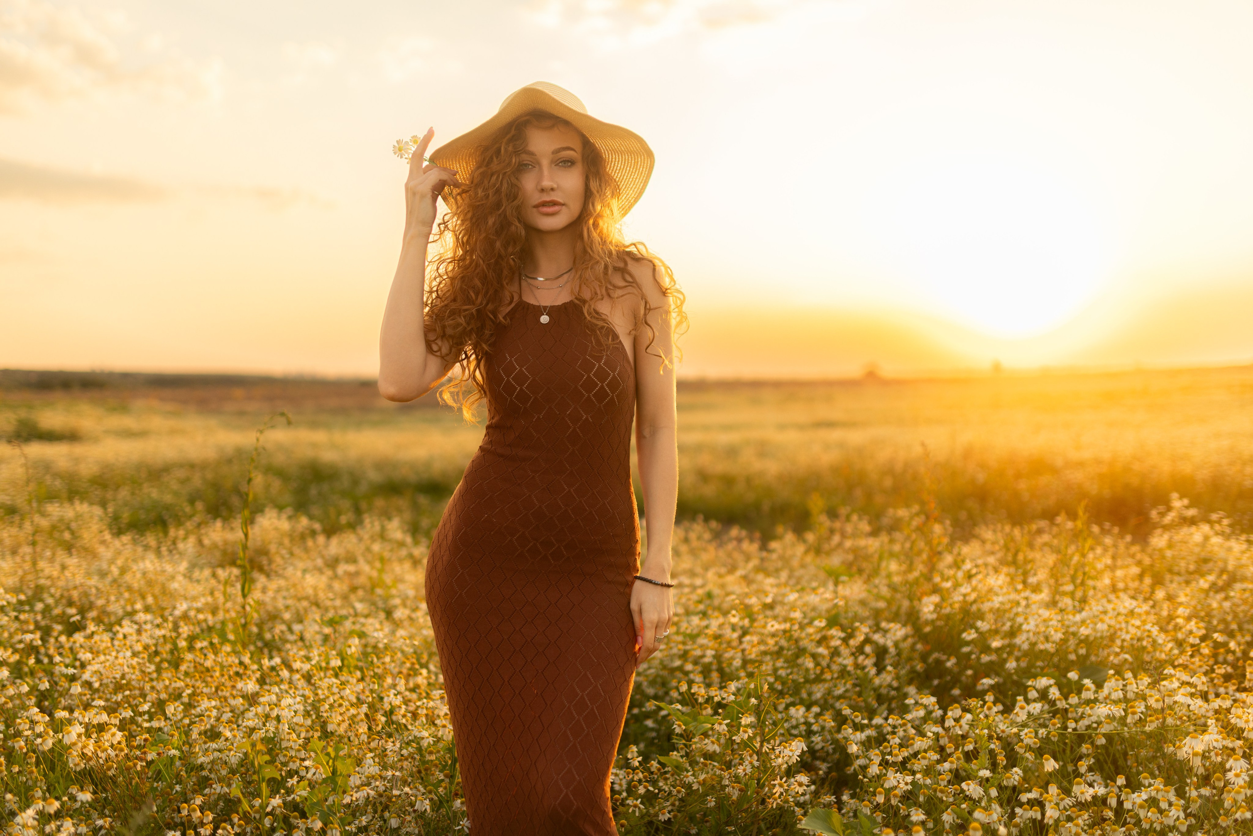 Фотосет на рассвете с Дианой в поле ромашек и пшеницы в формате для «себя». Дмитрий Шульгин, портретный фотограф в Воронеже