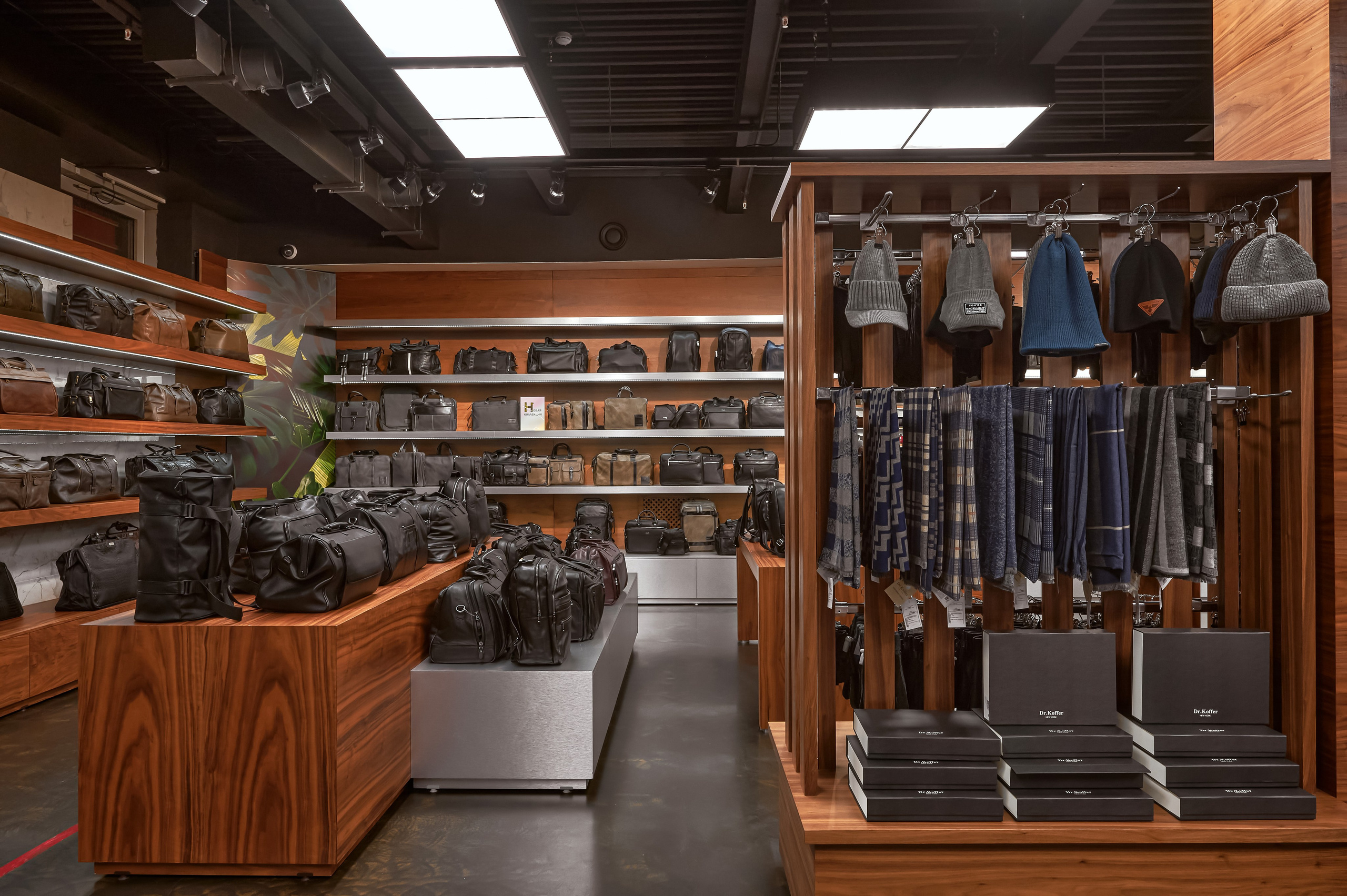 Портфолио по интерьерной и экстерьерной фотосъёмки: Мир сумок — Левый берег. Фотограф Яковлев Роман — Красноярск