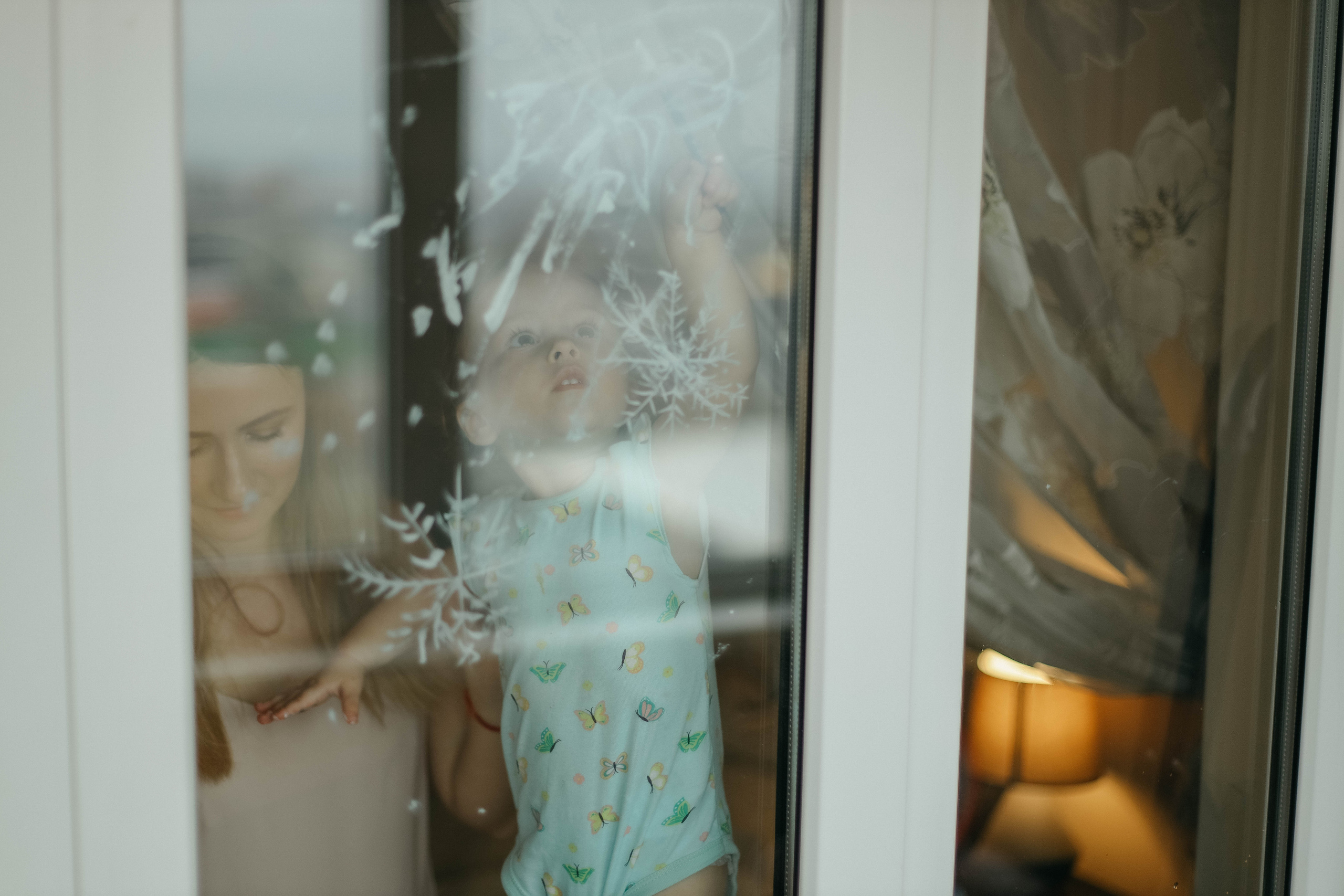 Алена, Ксюша и снежинки. Семейный фотограф Анапа