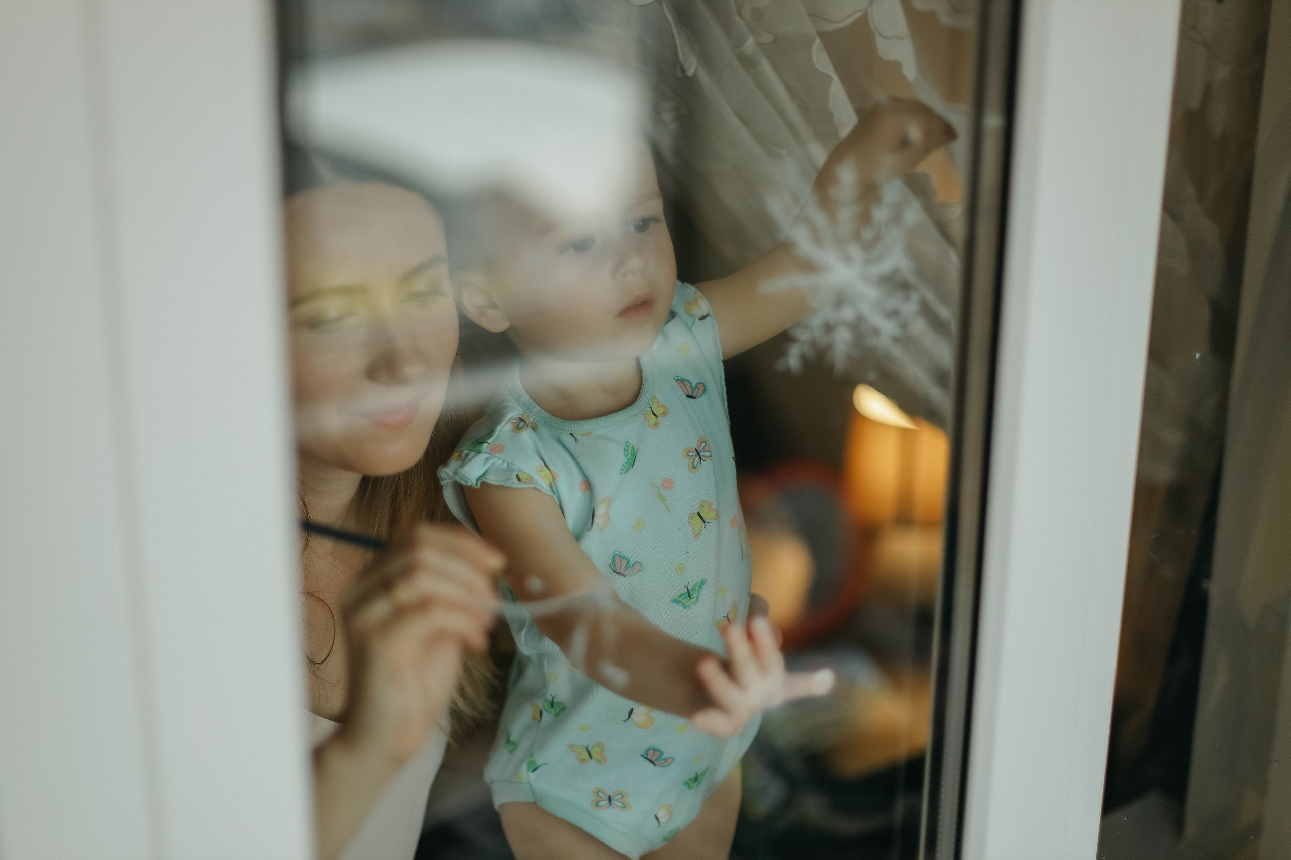 Алена, Ксюша и снежинки. Семейный фотограф Анапа