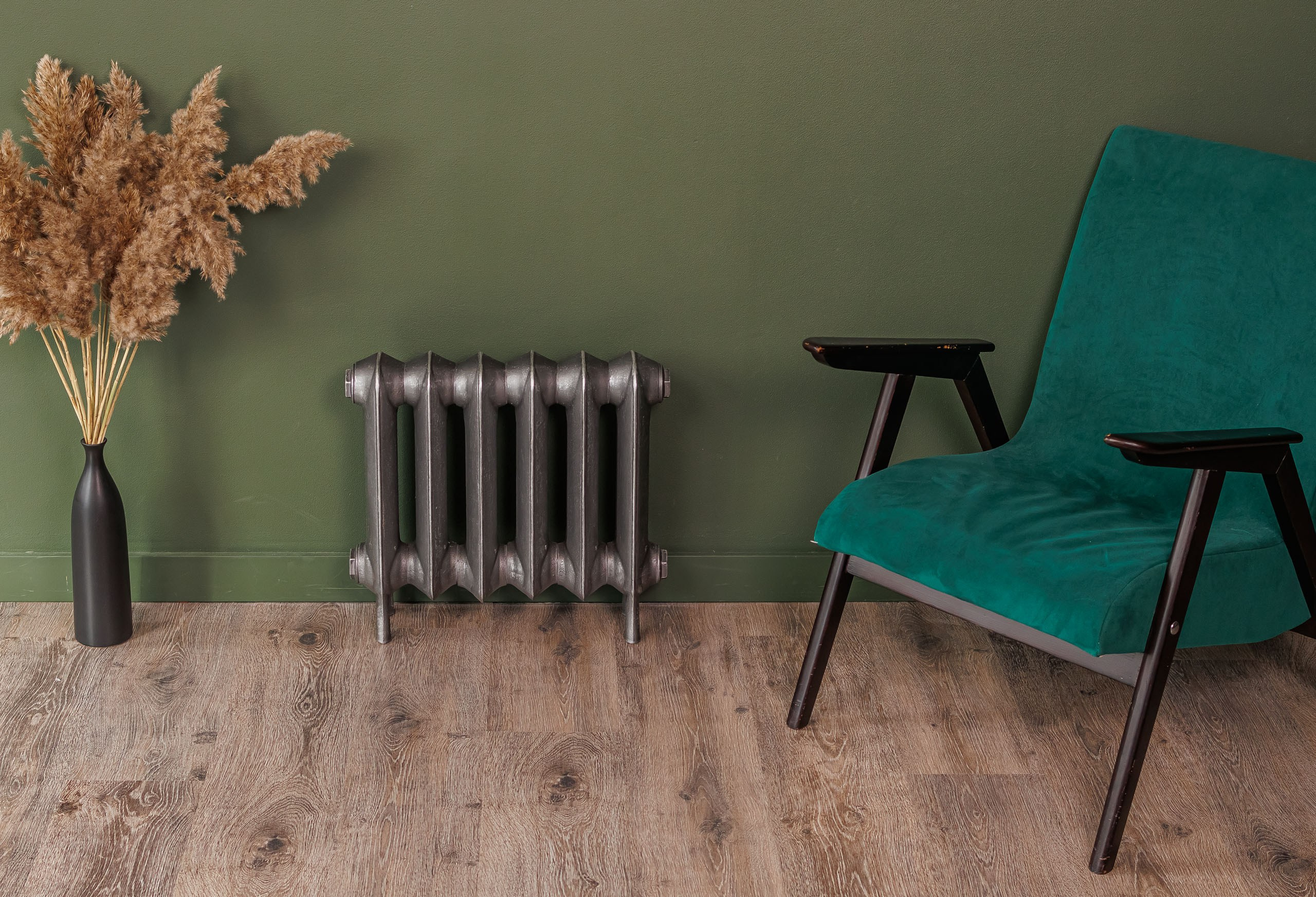 Предметные фотографии дизайнерских радиаторов отопления в стиле ретро