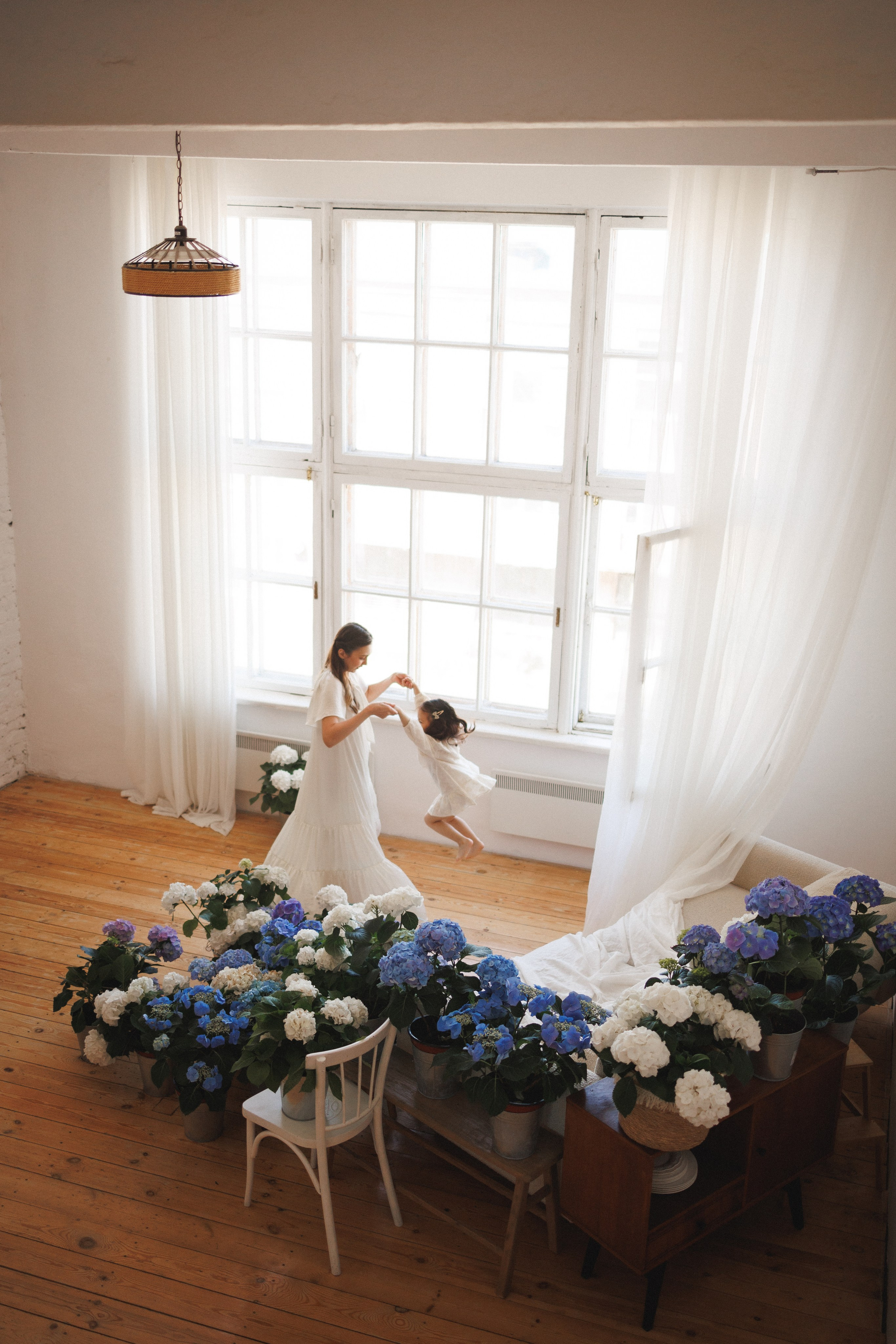 Фотосессия с живыми цветами Гортензии в фотостудии Space JOBS, город Краснодар. Семейный и детский фотограф в Краснодаре Анна Трашкова