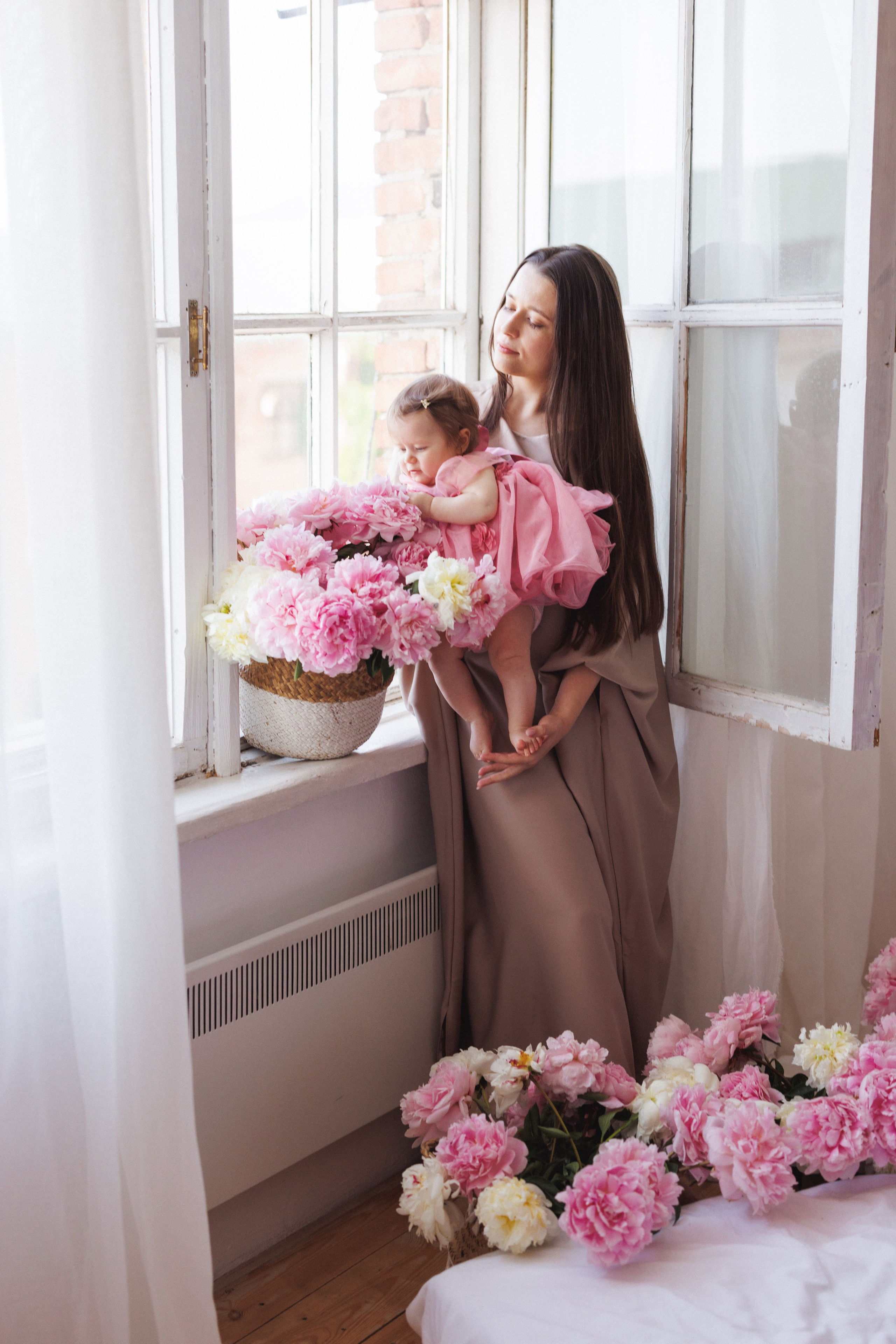 Фотосессия с живыми Пионами в фотостудии «Space JOBS». Семейный и детский фотограф в Краснодаре Анна Трашкова