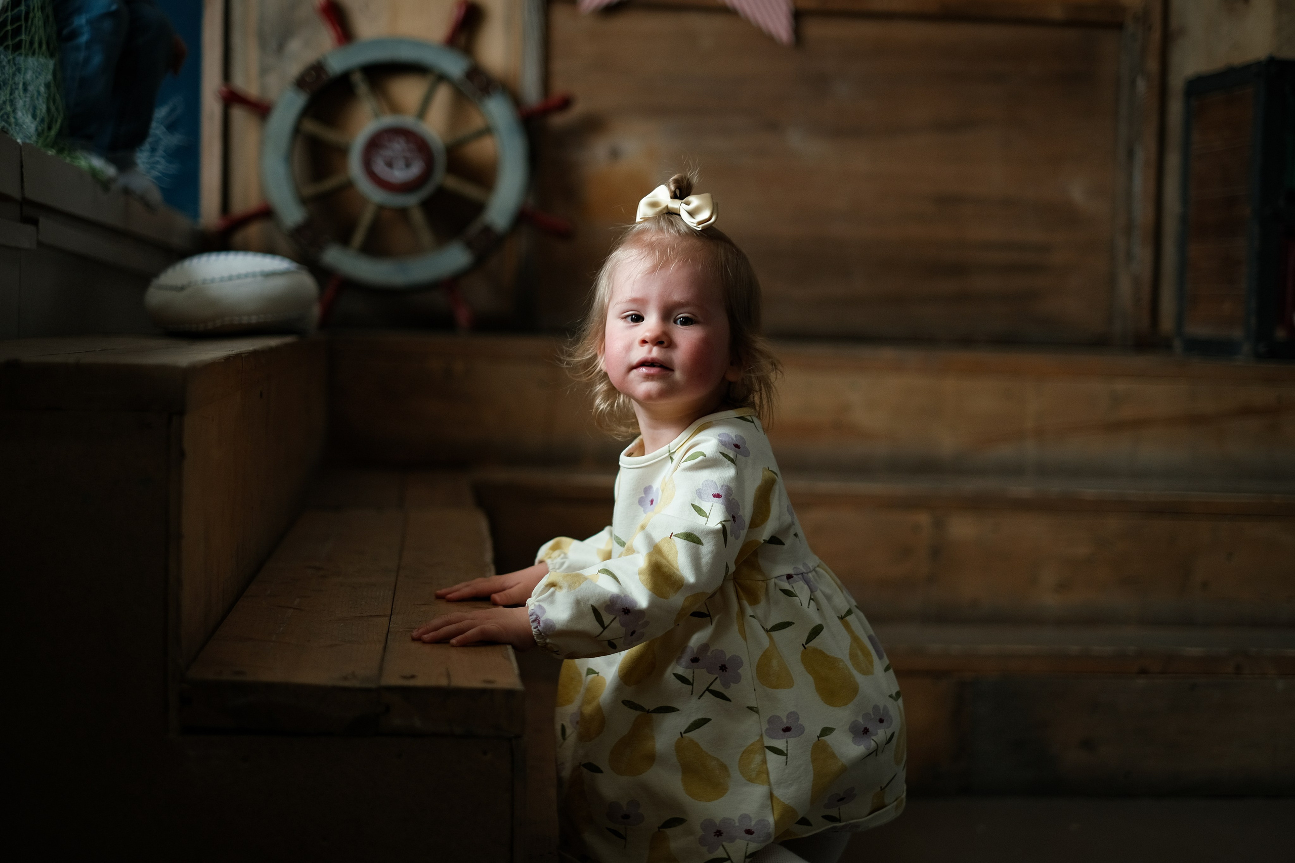 Портрет маленькой девочки с красивым светом.