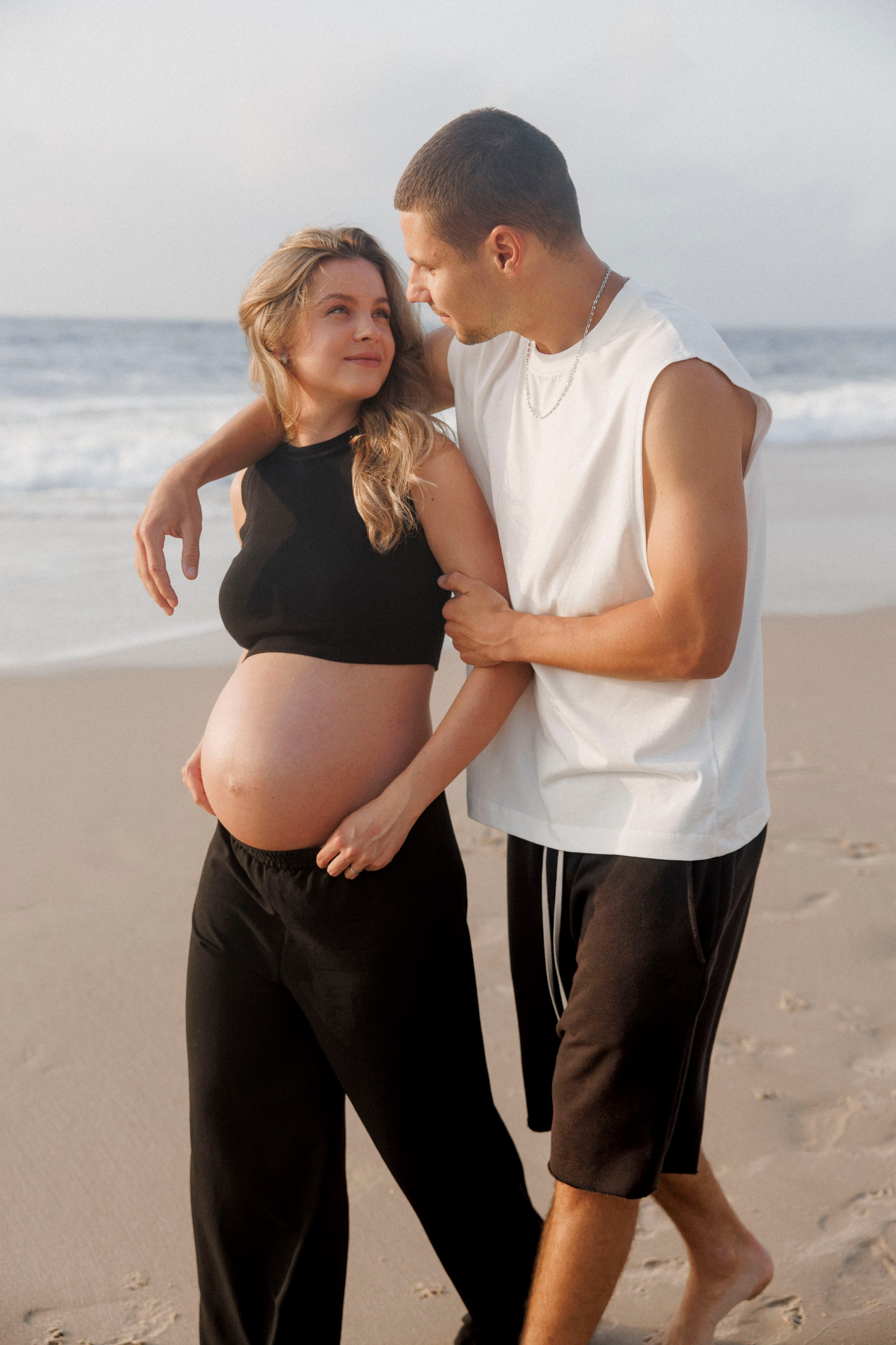 Pregnancy photoshoot near the sea (cloudy weather). Главная
