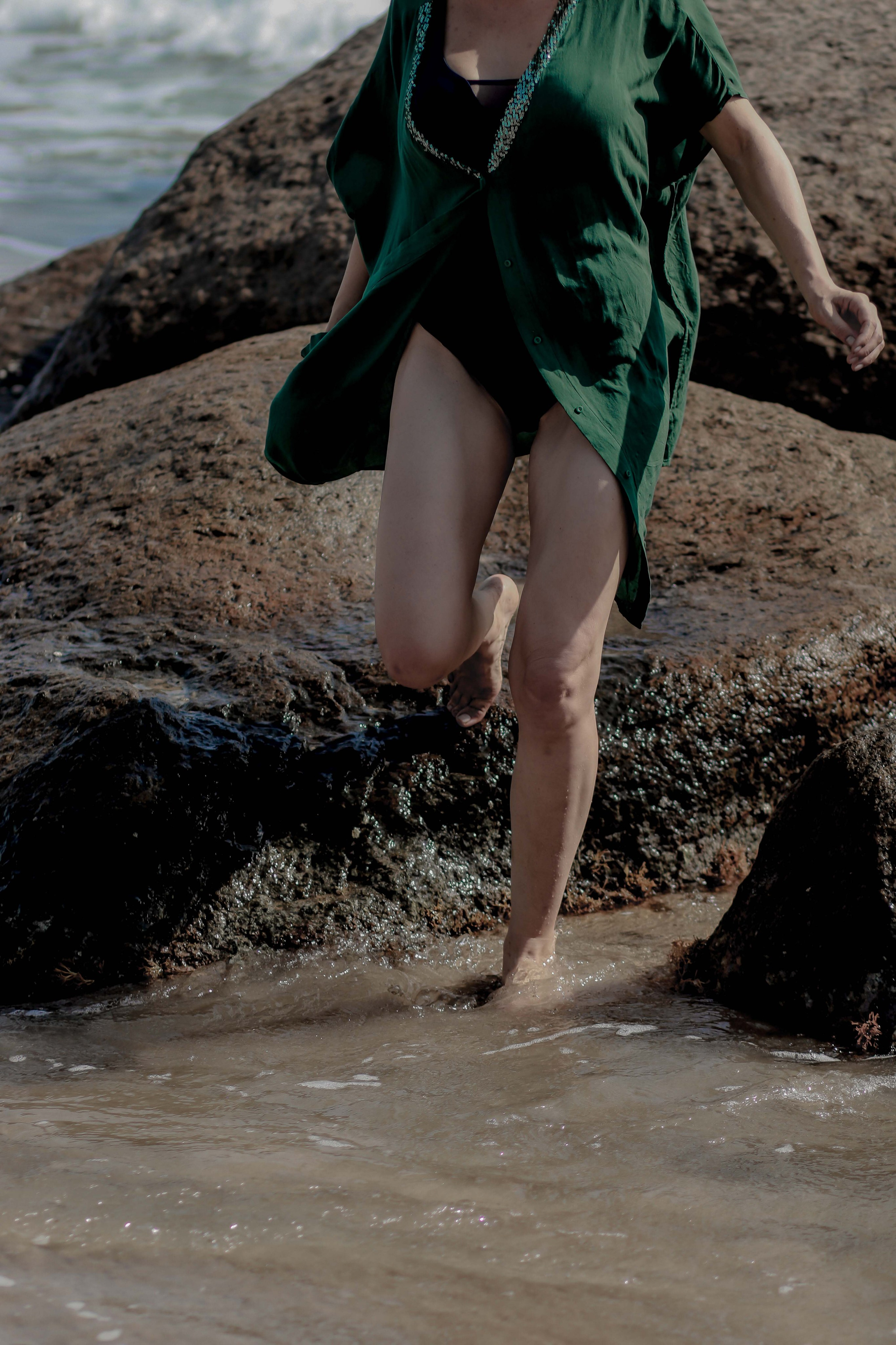 Экспресс-съемка 30 мин: девушка с серфом в воде на пляже Поттувиль Шри-Ланка. Фотограф на Шри-Ланке