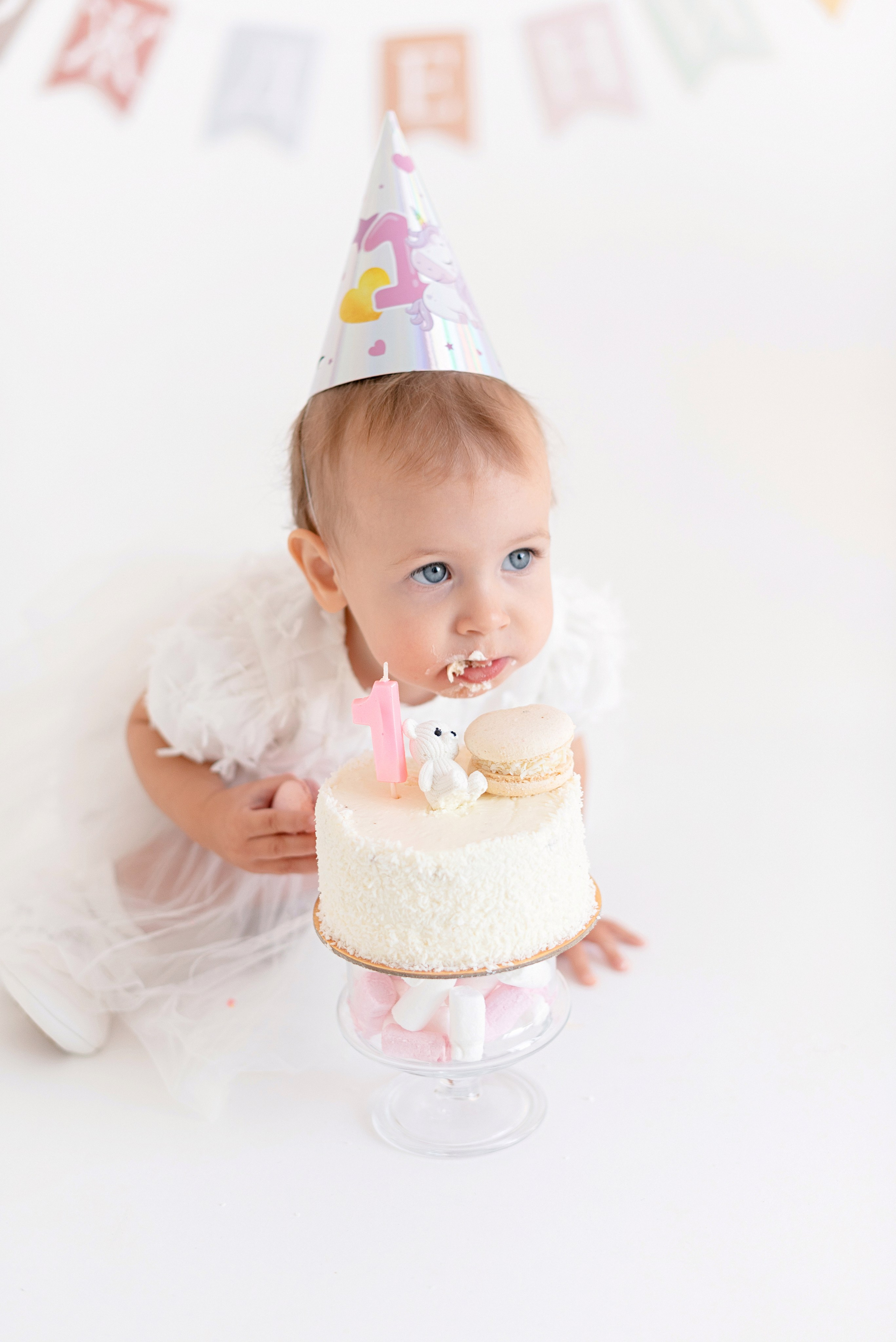 Фотосессия дня рождения малыша в студии, торт, воздушные шары, мыльные пузыри, профессиональный фотограф в Сургуте и Нефтеюганске.