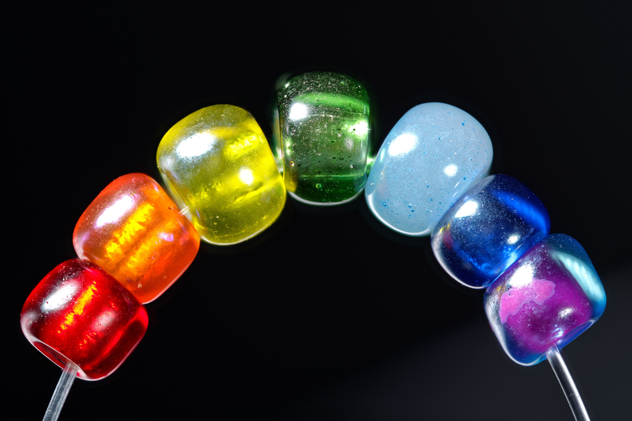 Радуга из цветных бусин для бисера