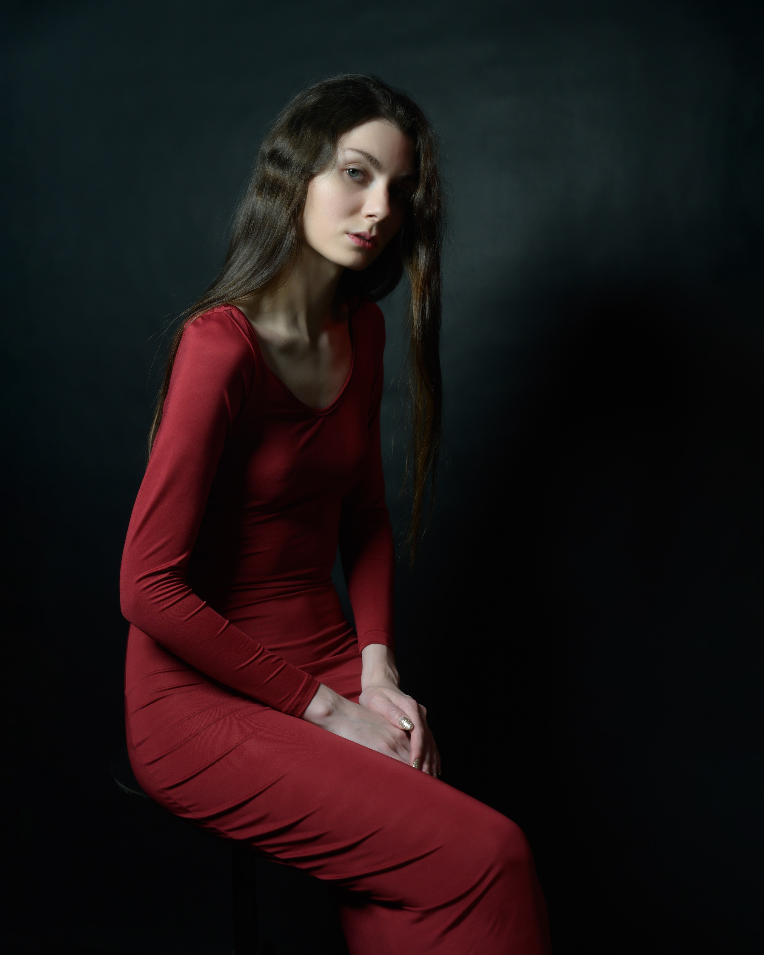 Девушка в красном платье. Фотосъемка в студии с постоянным светом. 