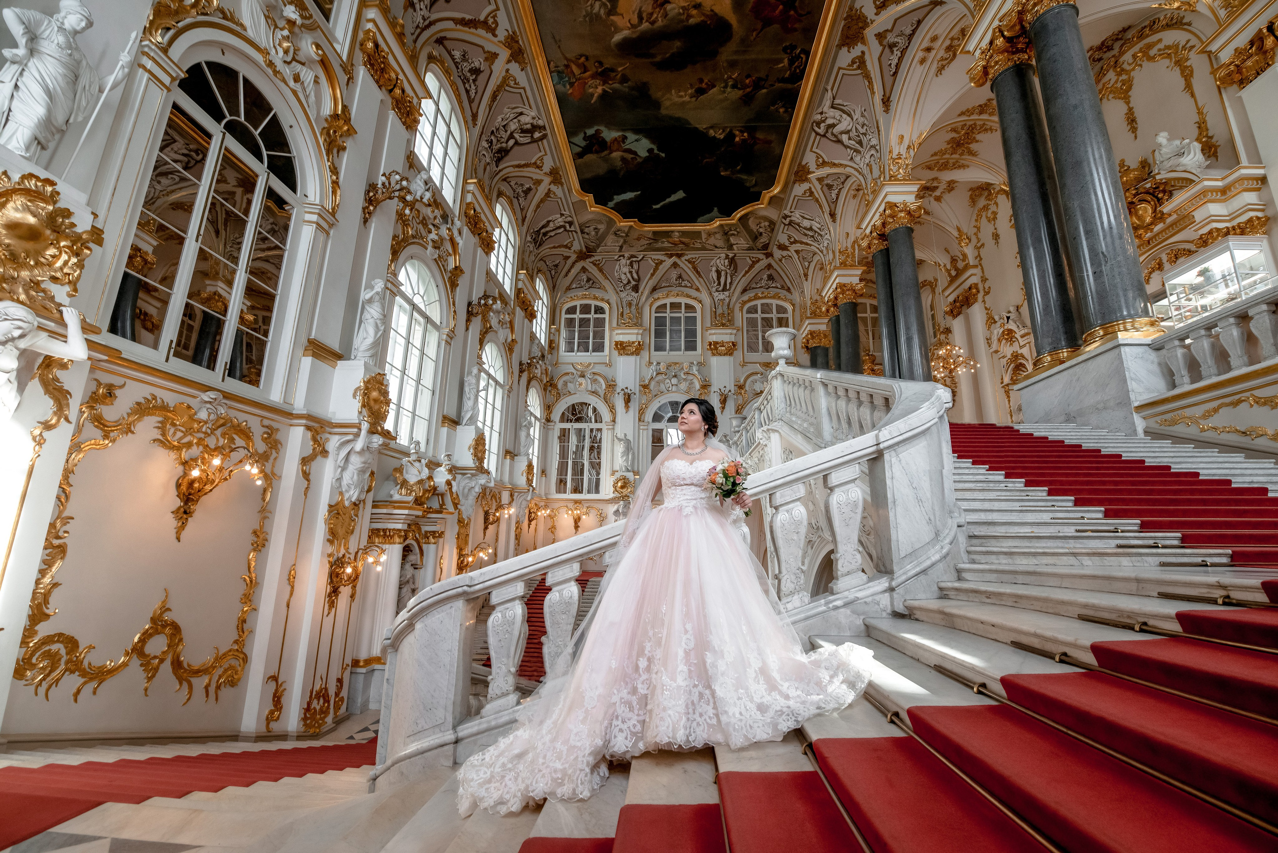Великолепная  и царская свадебная фотосессия в Эрмитаже, где жених и невеста погружаются на фотосъёмке в дворцовые интерьеры.