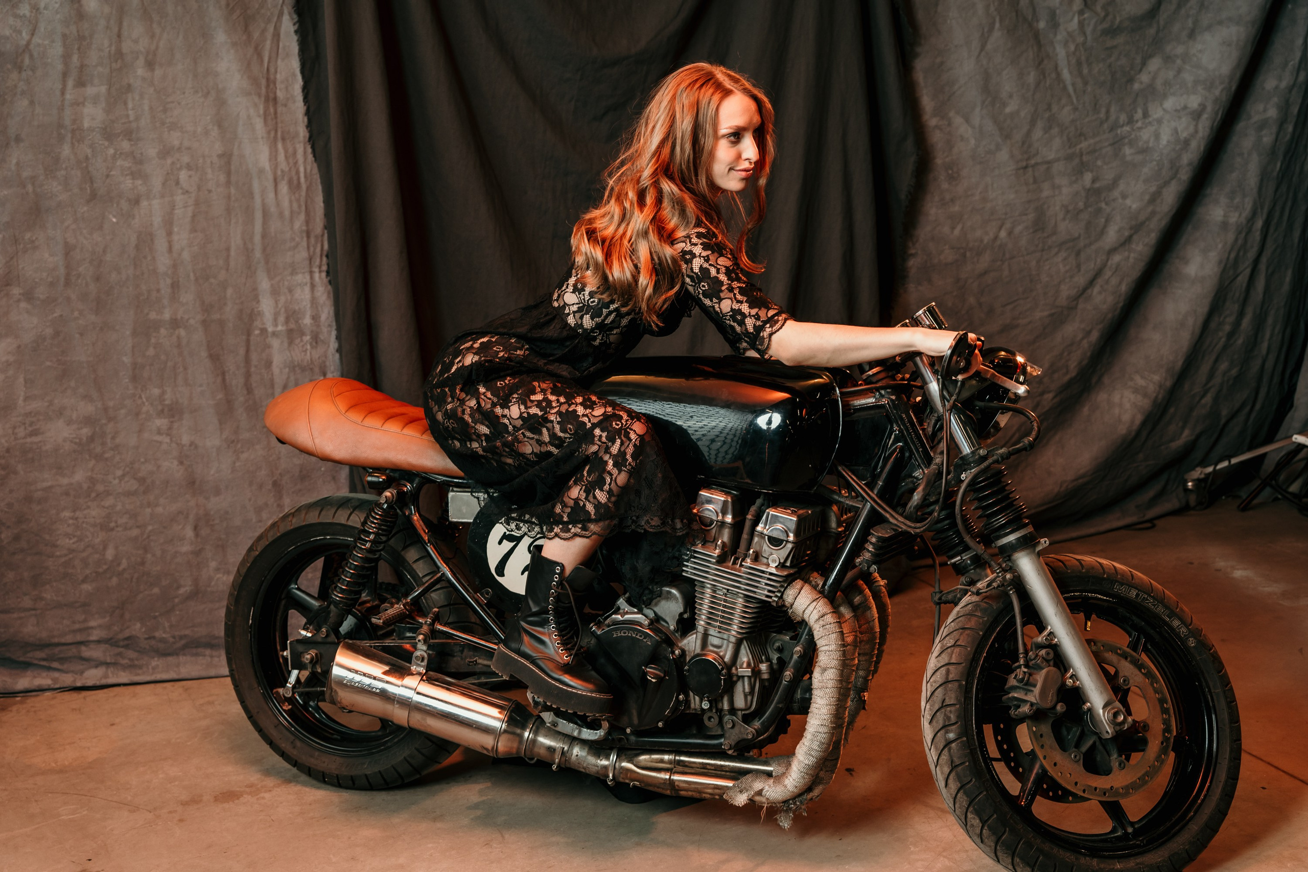 Девушки-байкеры — Фотосессия с мотоциклом в Питере. Свадебный, семейный, портретный, репортажный фотограф в Санкт-Петербурге