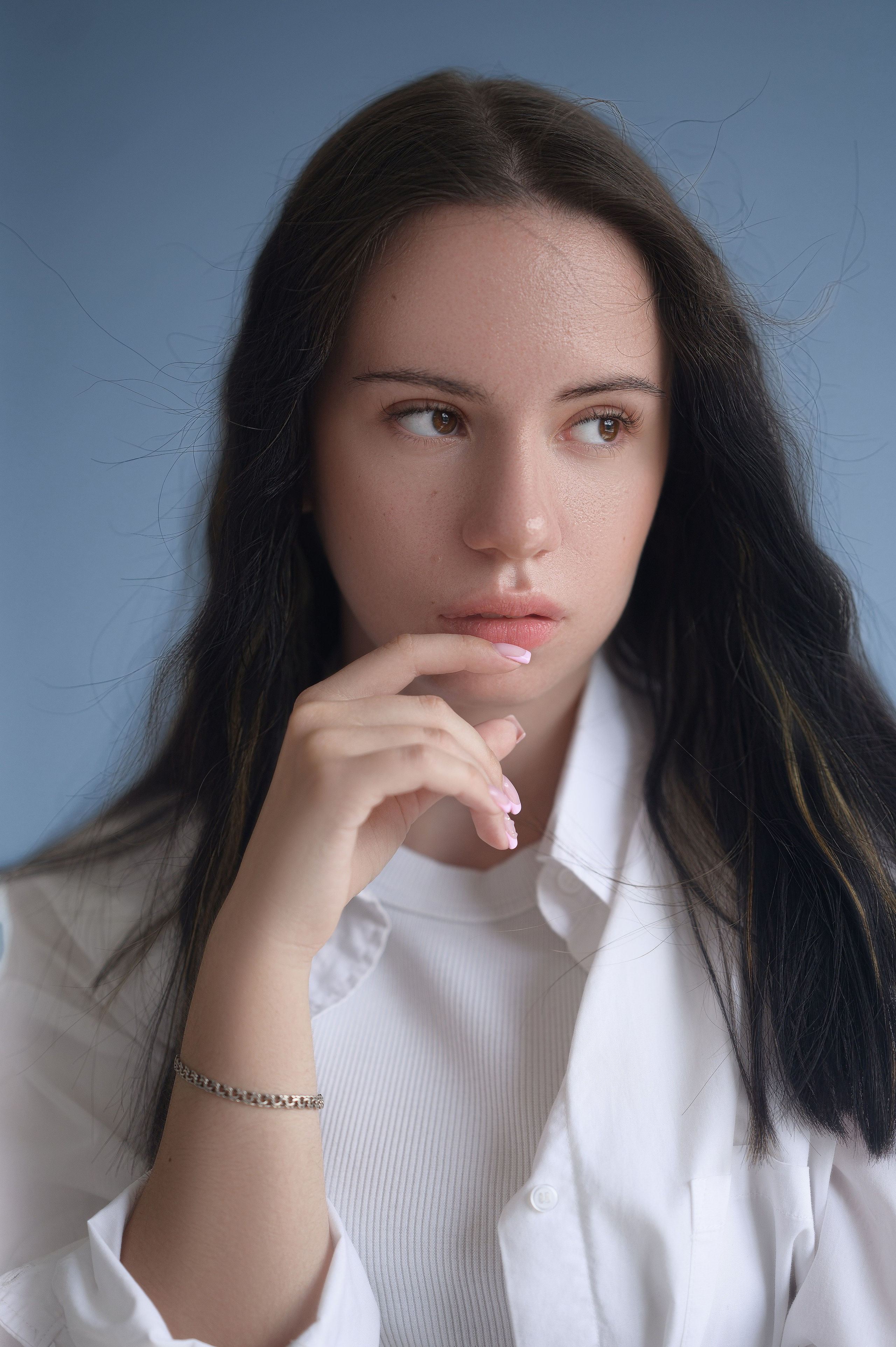 Портретная фотосессия девушки в рубашке и джинсах на циклораме в студии «Рассвет», Волгодонск. Минималистичный кадр с лучами света из окна