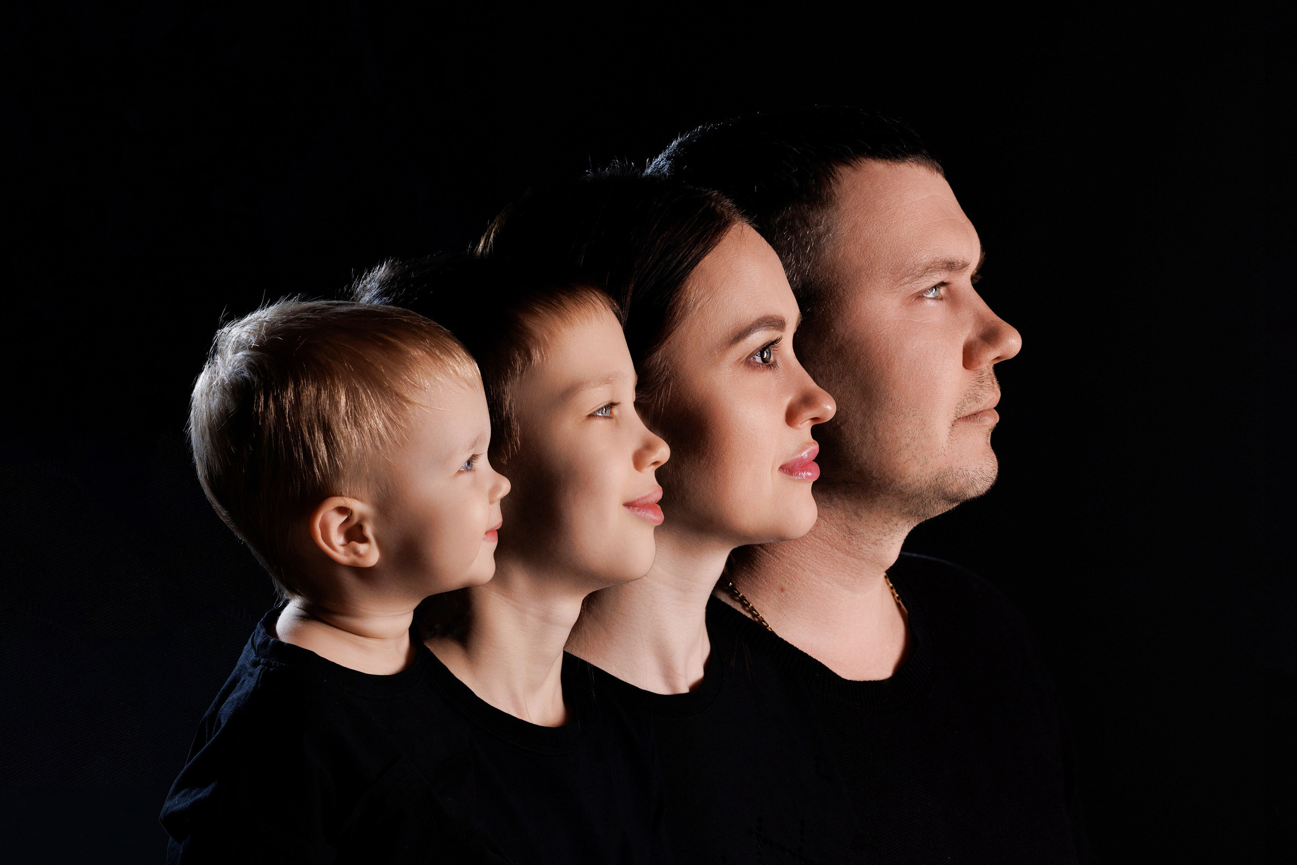 Портрет поколений на чёрном фоне. Семейный и детский фотограф в Краснодаре Анна Трашкова