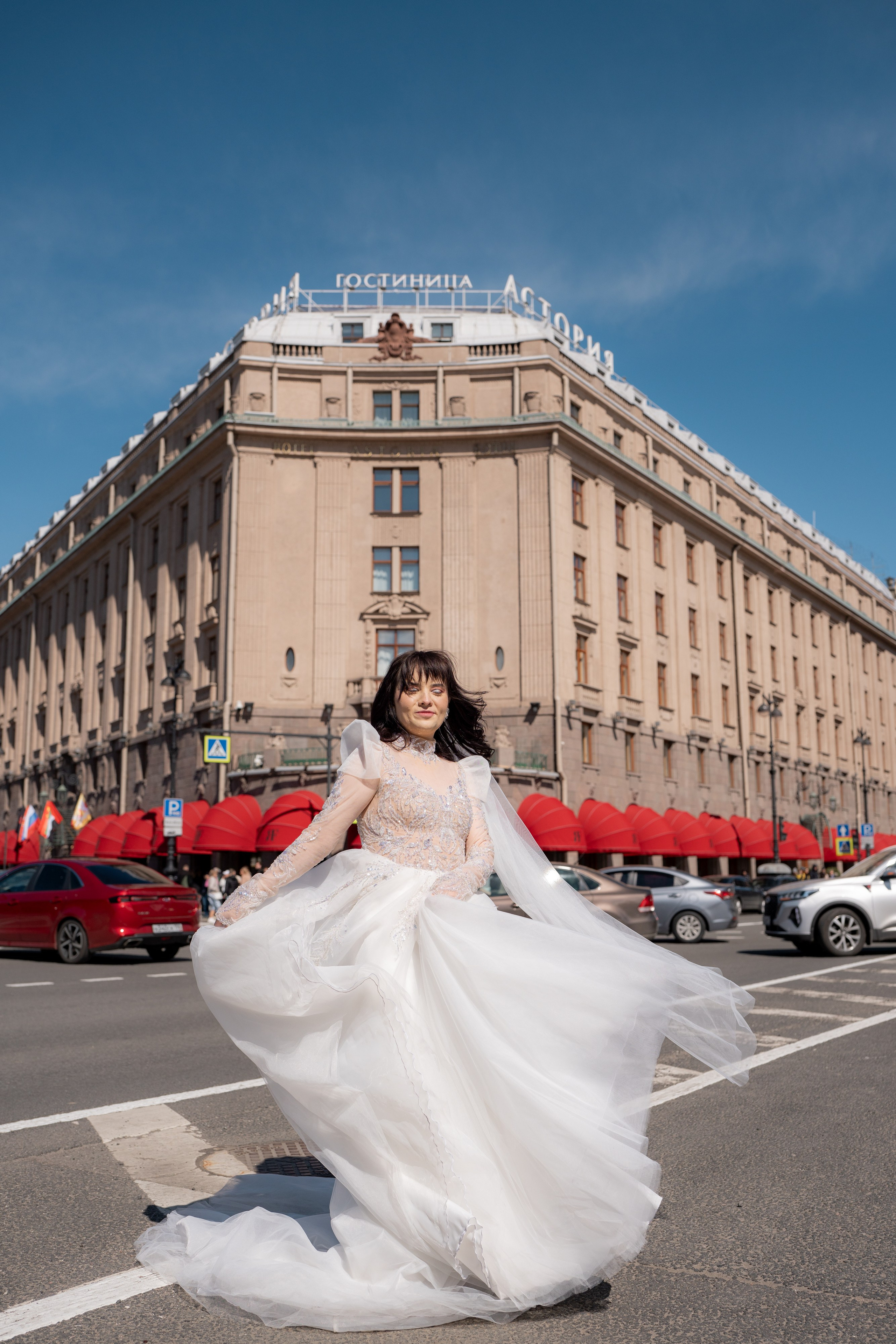 Свадебная фотосессия у Исаакиевского собора. Невеста танцует на фоне гостиницы Астория.