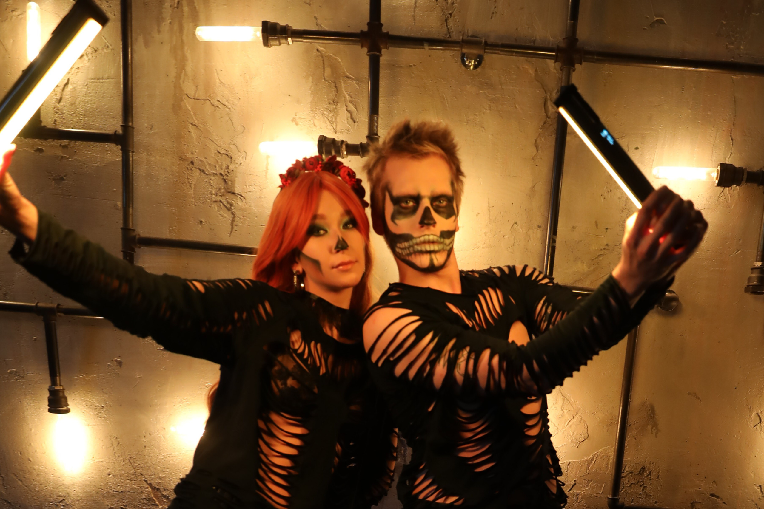 День мертвых хэллуин парень и девушка в гриме скелета вечеринка 