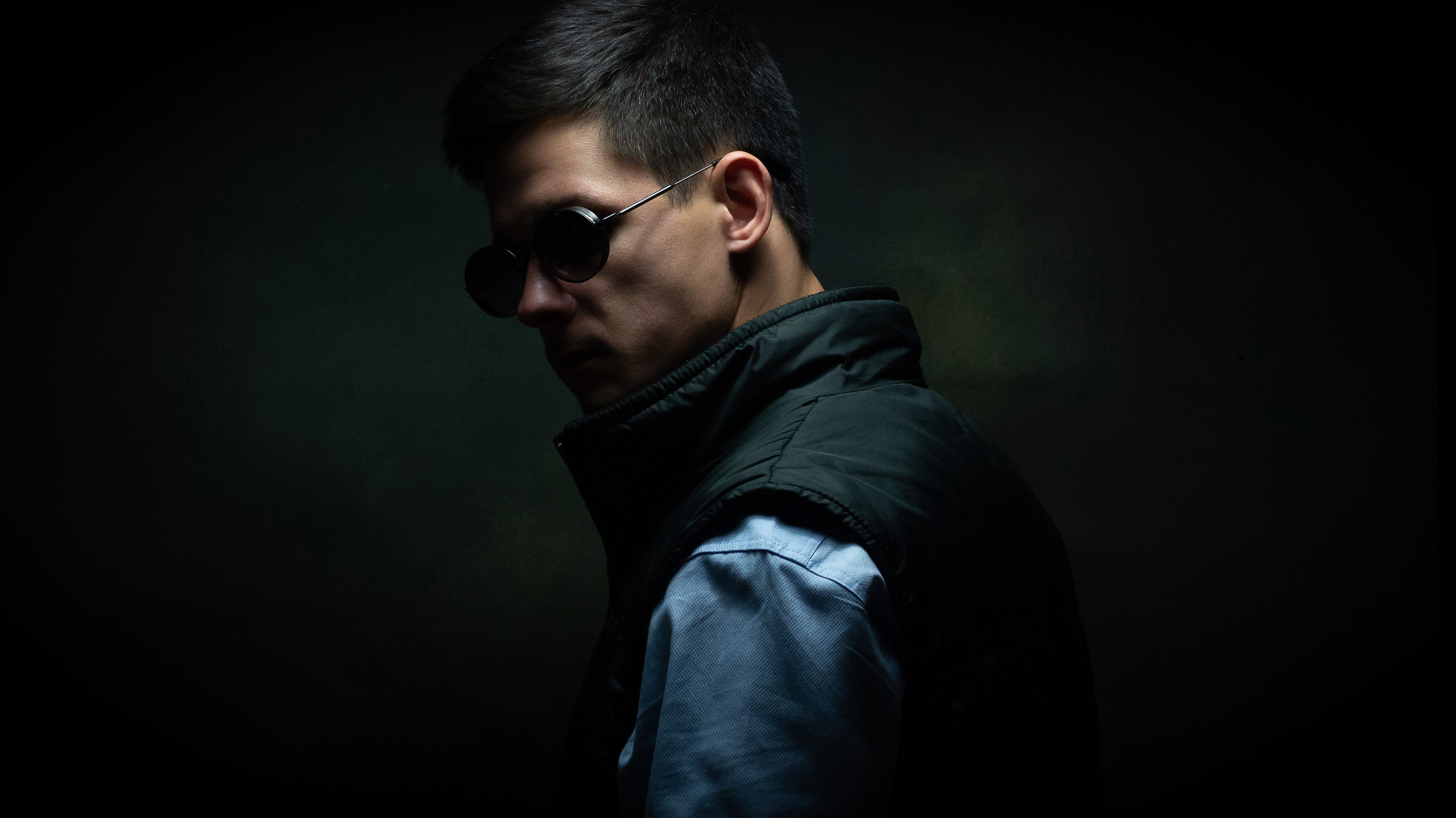 Стильный мужчина в очках на тёмном фоне