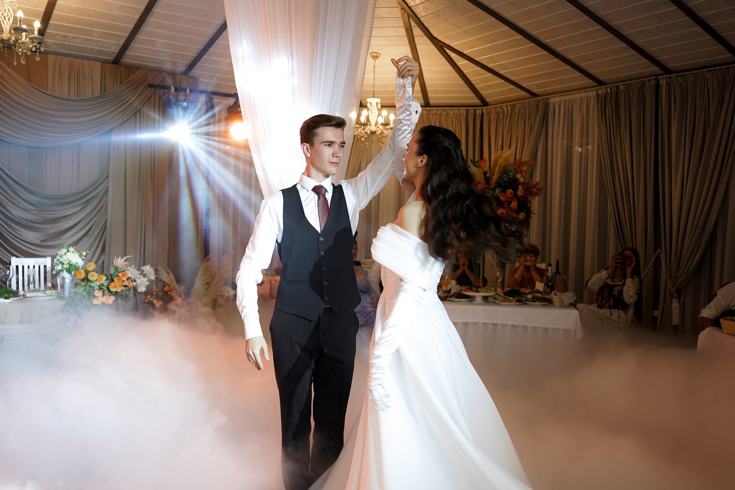 Свадебный банкет в беседке. Свадебный фотограф в Ростове-на-Дону. Таинство Крещения и Венчания, семейные фотосессии. Алёна Чёботова