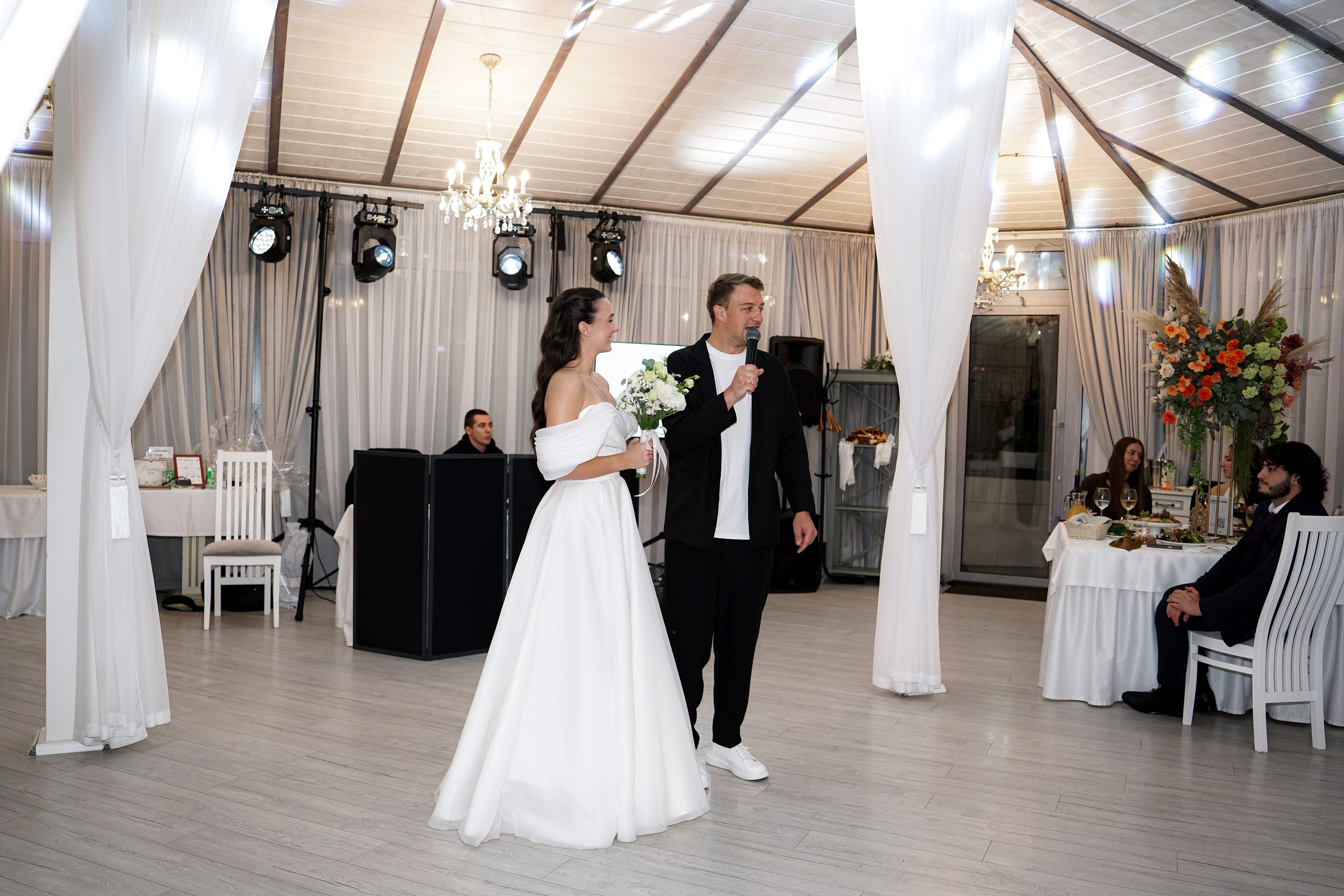 Свадебный банкет в беседке. Свадебный фотограф в Ростове-на-Дону. Таинство Крещения и Венчания, семейные фотосессии. Алёна Чёботова