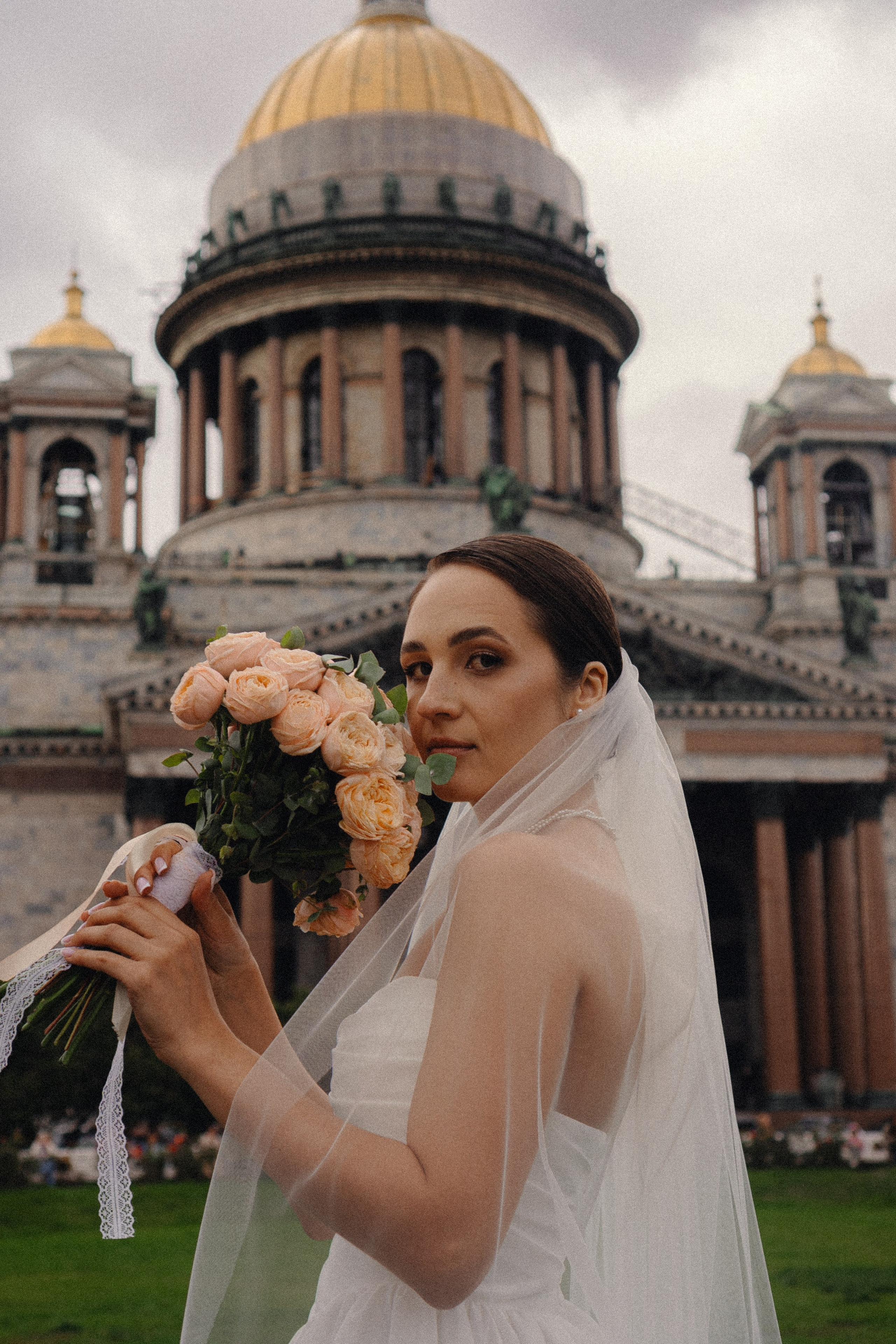 СВАДЕБНАЯ ПРОГУЛКА В САНТК-ПЕТЕРБУРГЕ (ИСАКИЕВСКИЙ СОБОР, ЗИМНЯЯ КАНАВКА, ЭРМИТАЖ И БОЛЬШАЯ МОРСКАЯ УЛИЦА). Профессиональный фотограф, Санкт-Петербург — Виктория Богомолова