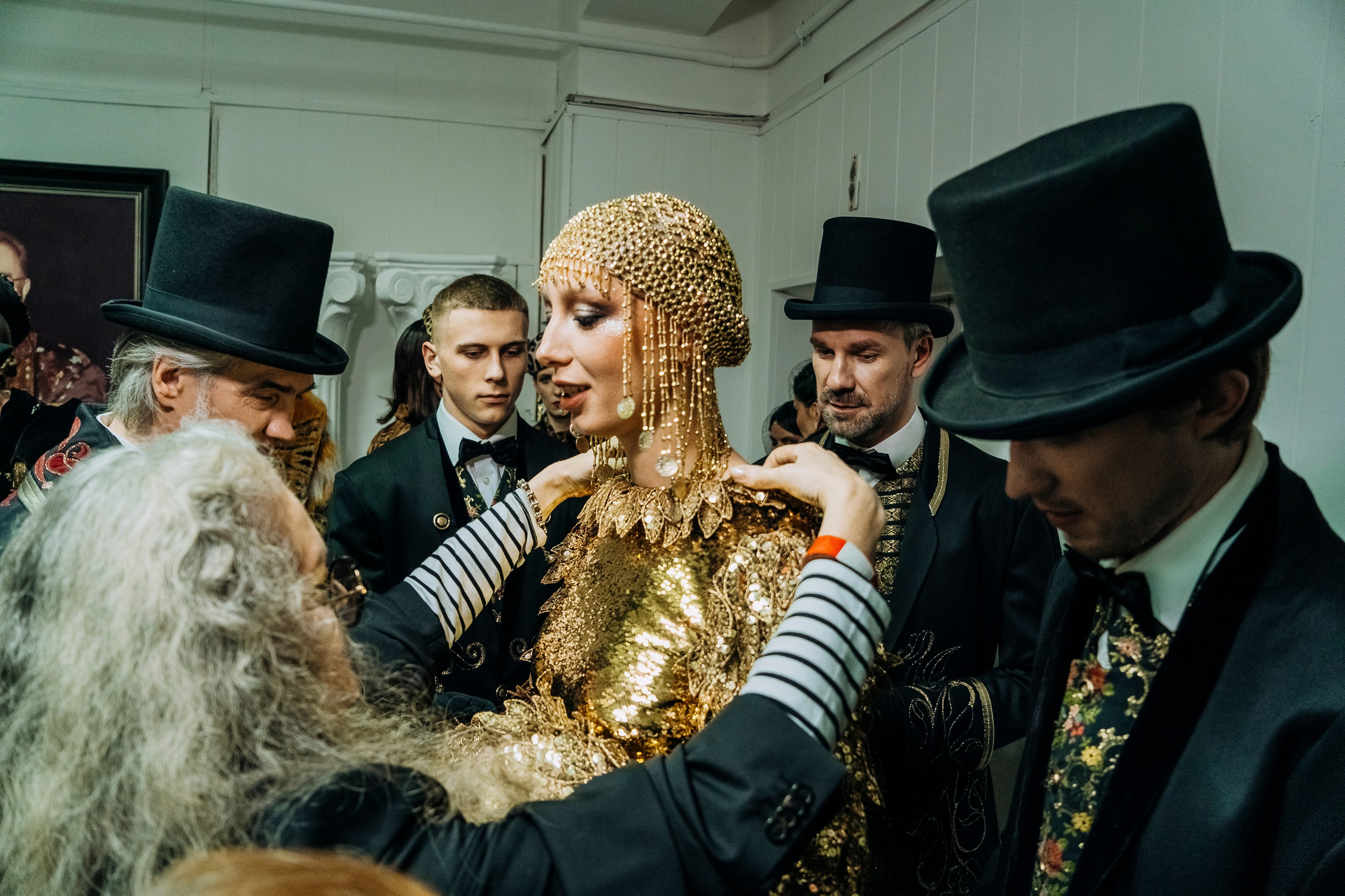 Возвращение легенды: Староновогодний показ Вячеслава Зайцева Больше: https://sinonim.org/improve#res. Профессиональный портретный фотограф в Москве Владимир Глаголев