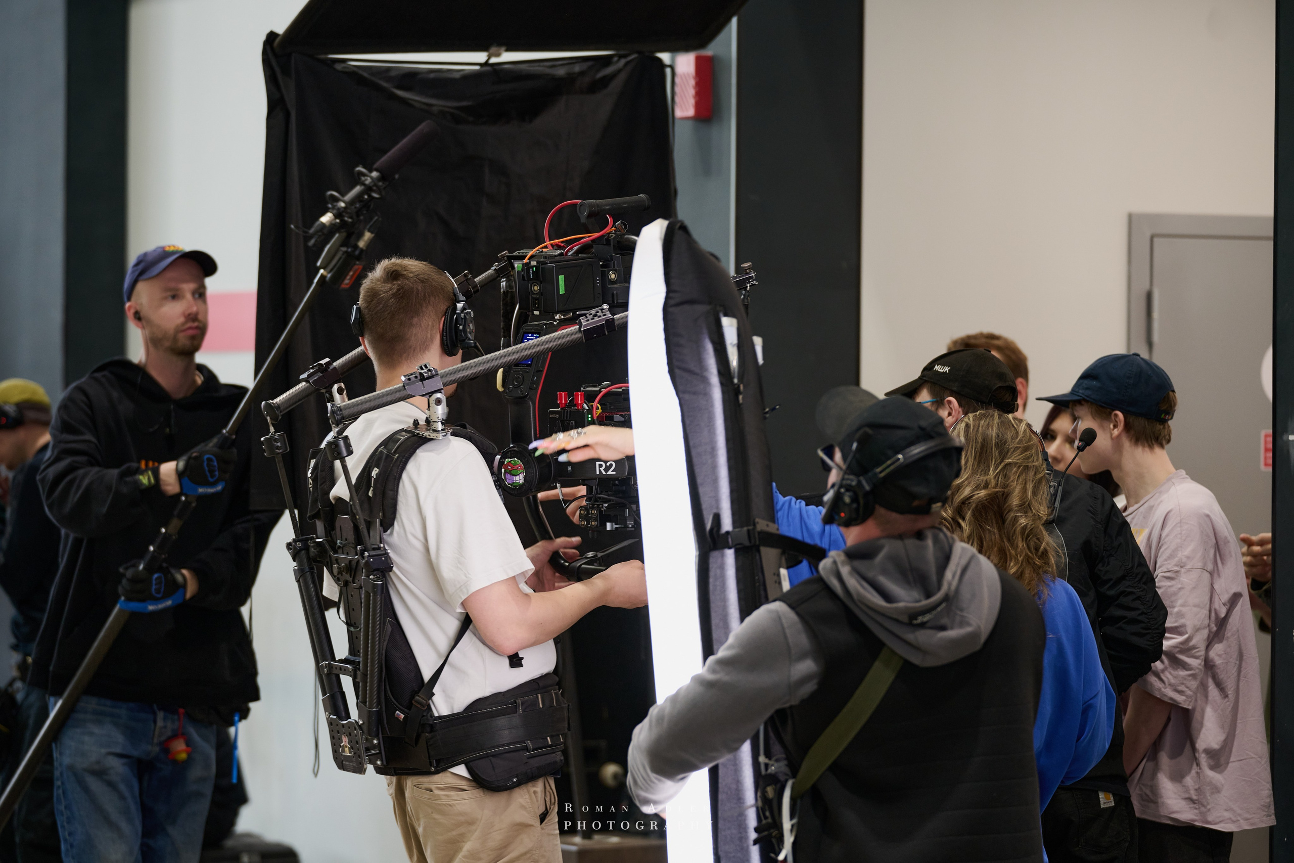 Репортаж со съёмок фильма «Своя в доску». Фотограф Роман Адлер