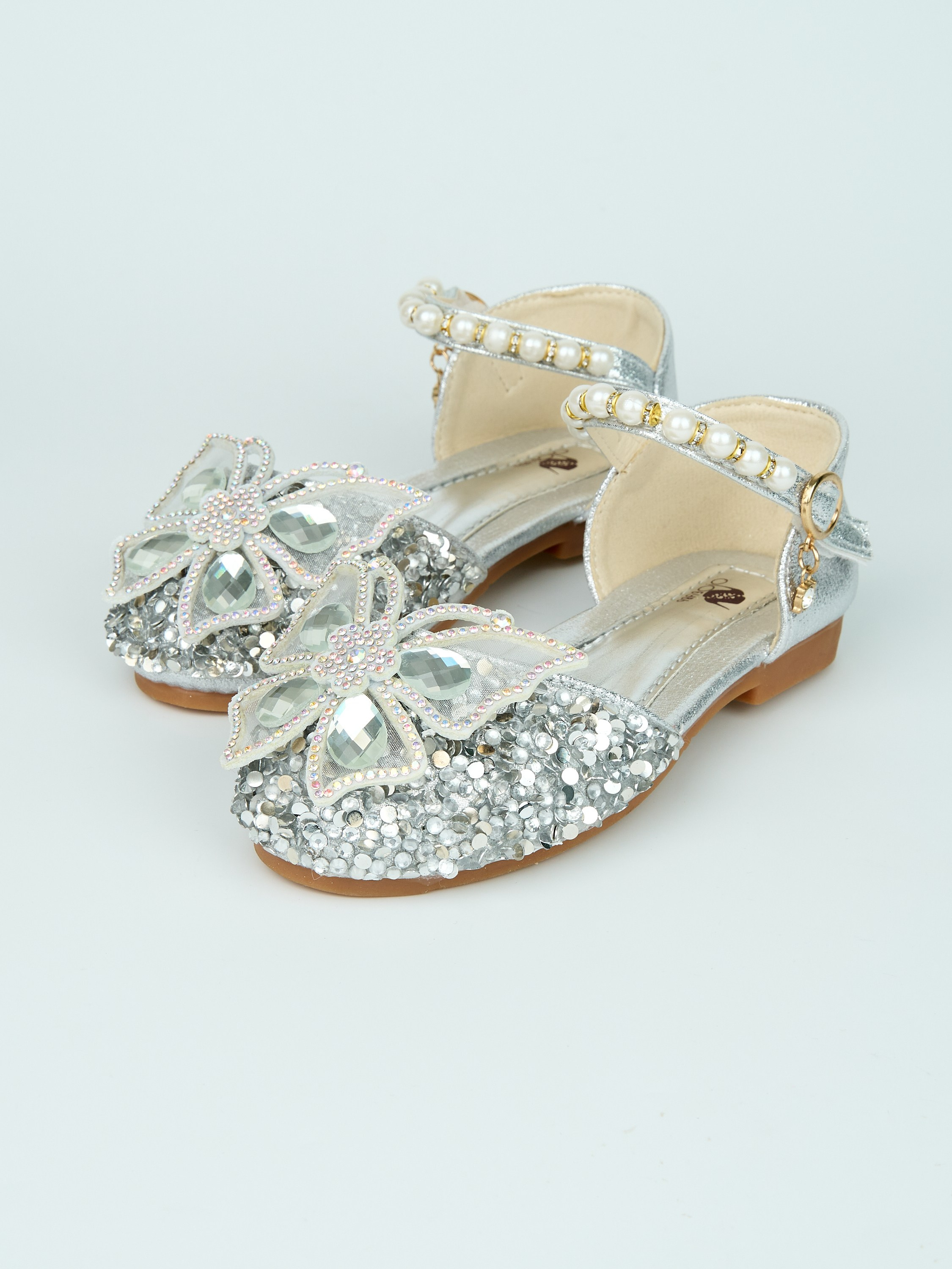 Каталожная фотосъёмка детских туфель для Wildberries