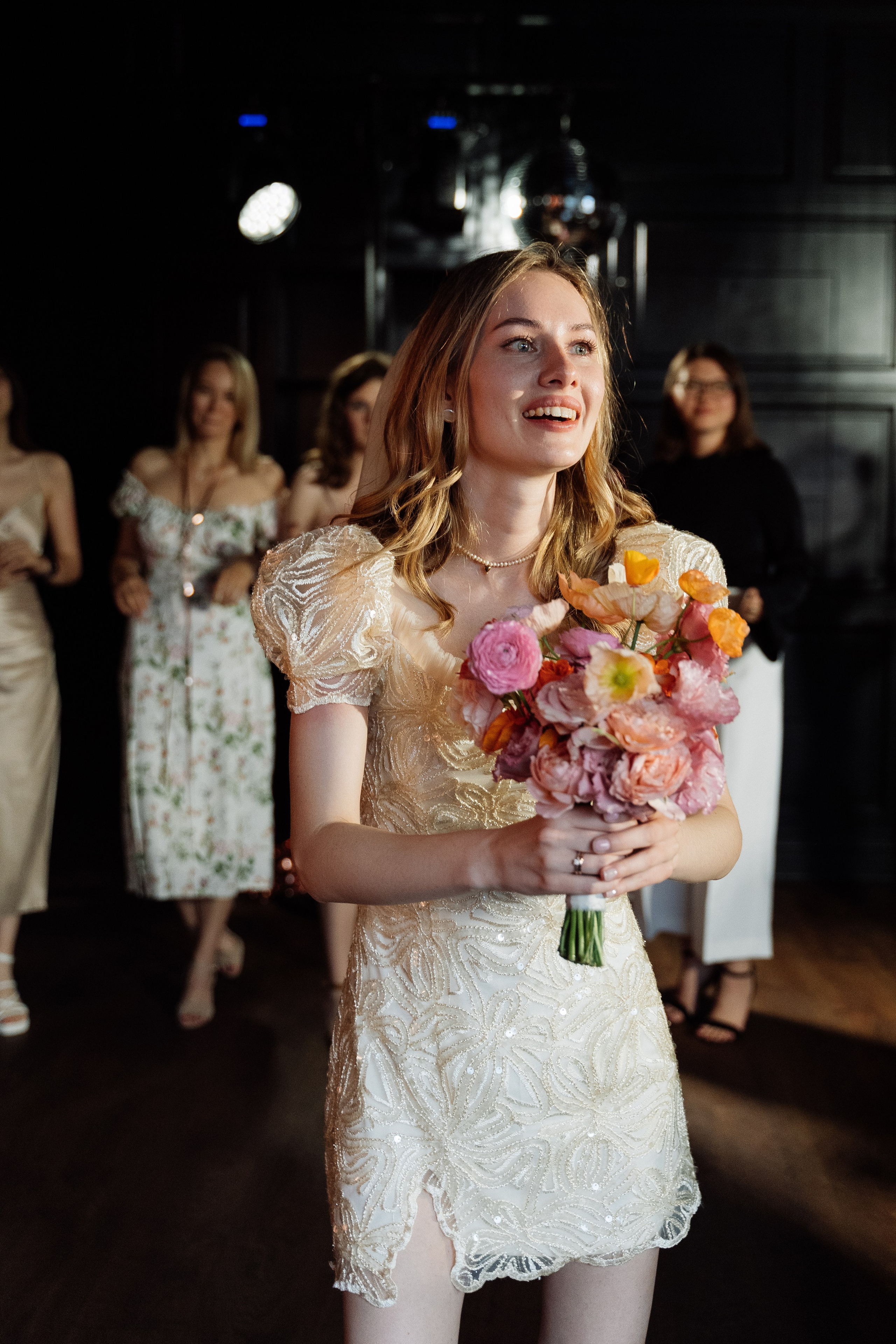 Камерная свадьба на фонтанке в сезонах. Свадебный фотограф организатор в Санкт-Петербурге Ассоль Опарина