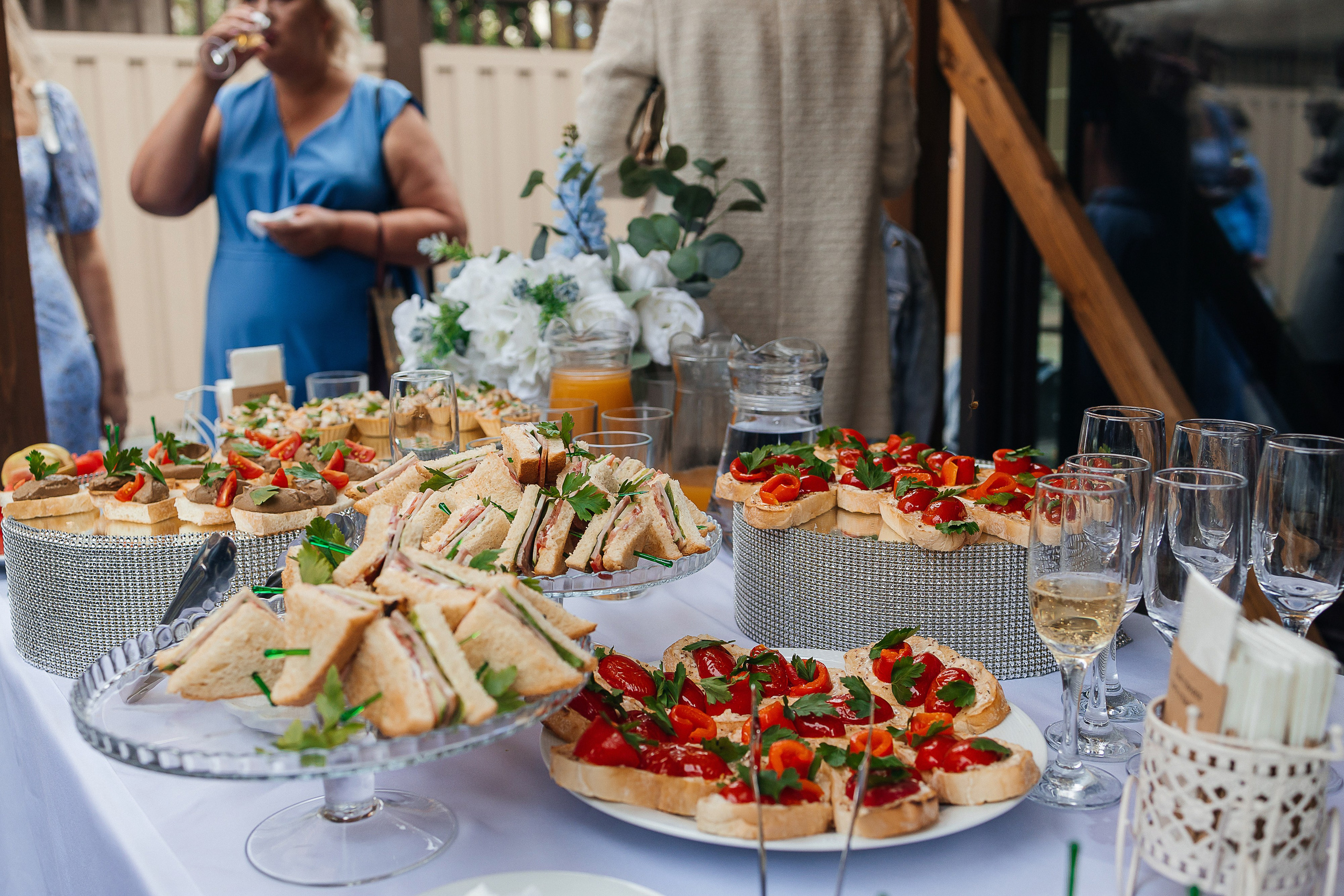 Трогательная выездная церемония в уютном дворике отеля. Олег Сверчков | Свадебный фотограф Вологда