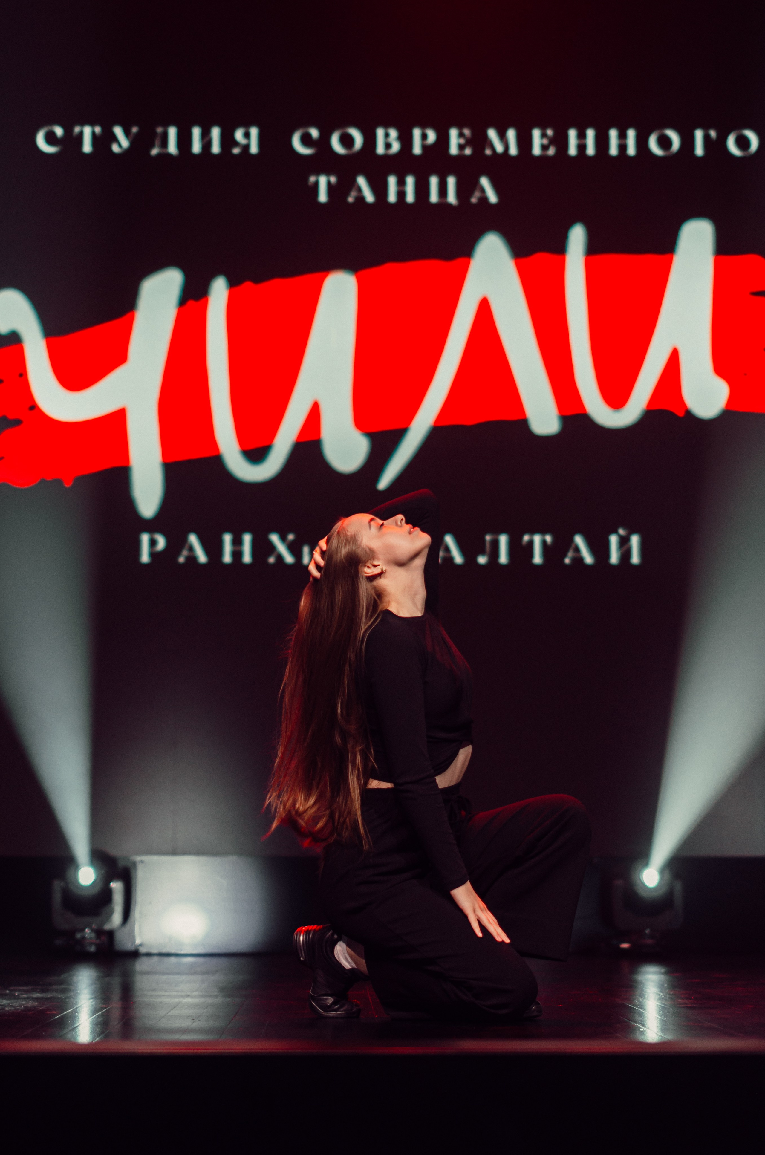 Групповая фотосъемка танцевального коллектива. Денисова Аля — фотограф для парных съемок и индивидуальных историй в Барнауле