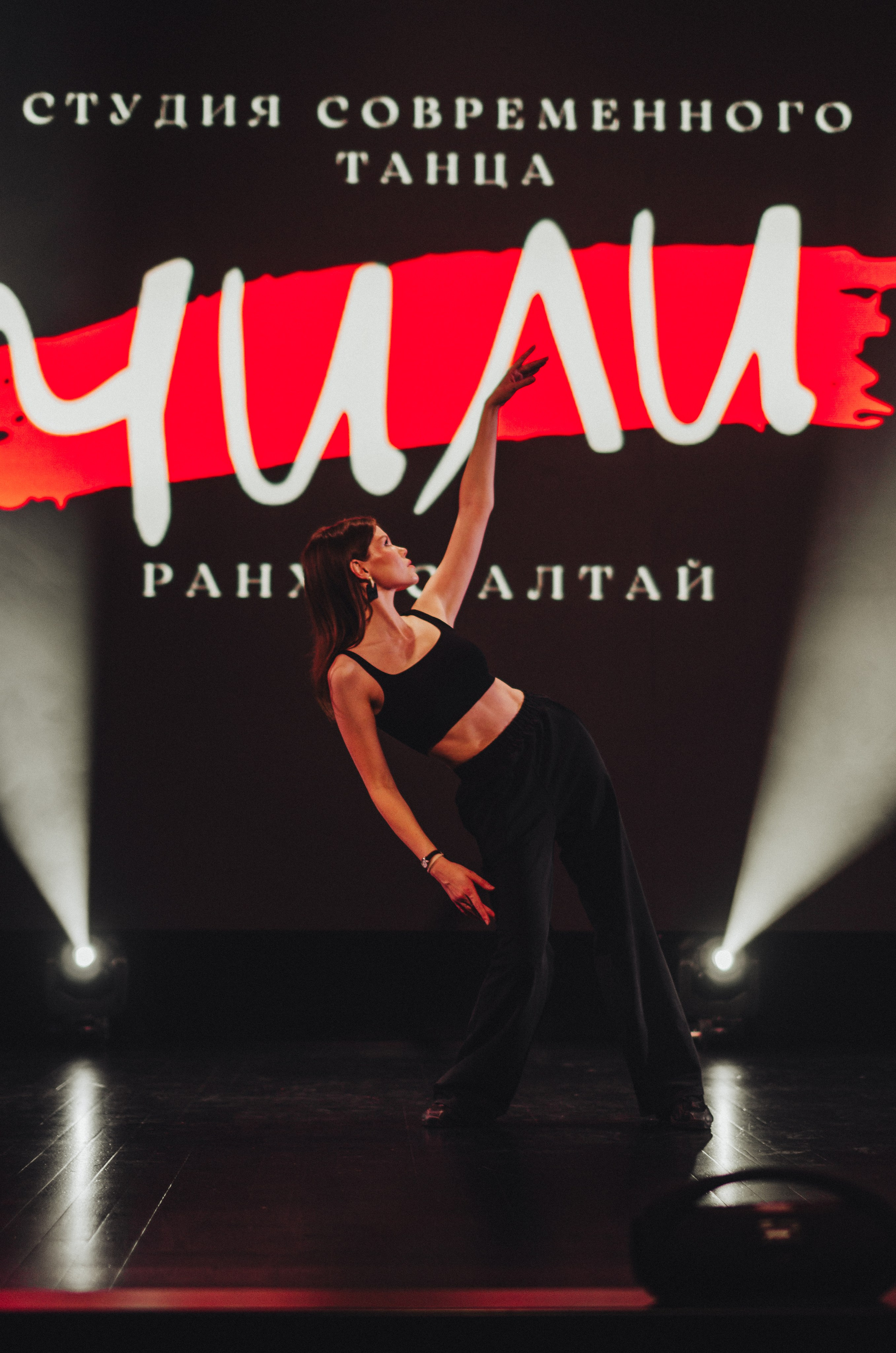 Групповая фотосъемка танцевального коллектива. Денисова Аля — фотограф для парных съемок и индивидуальных историй в Барнауле