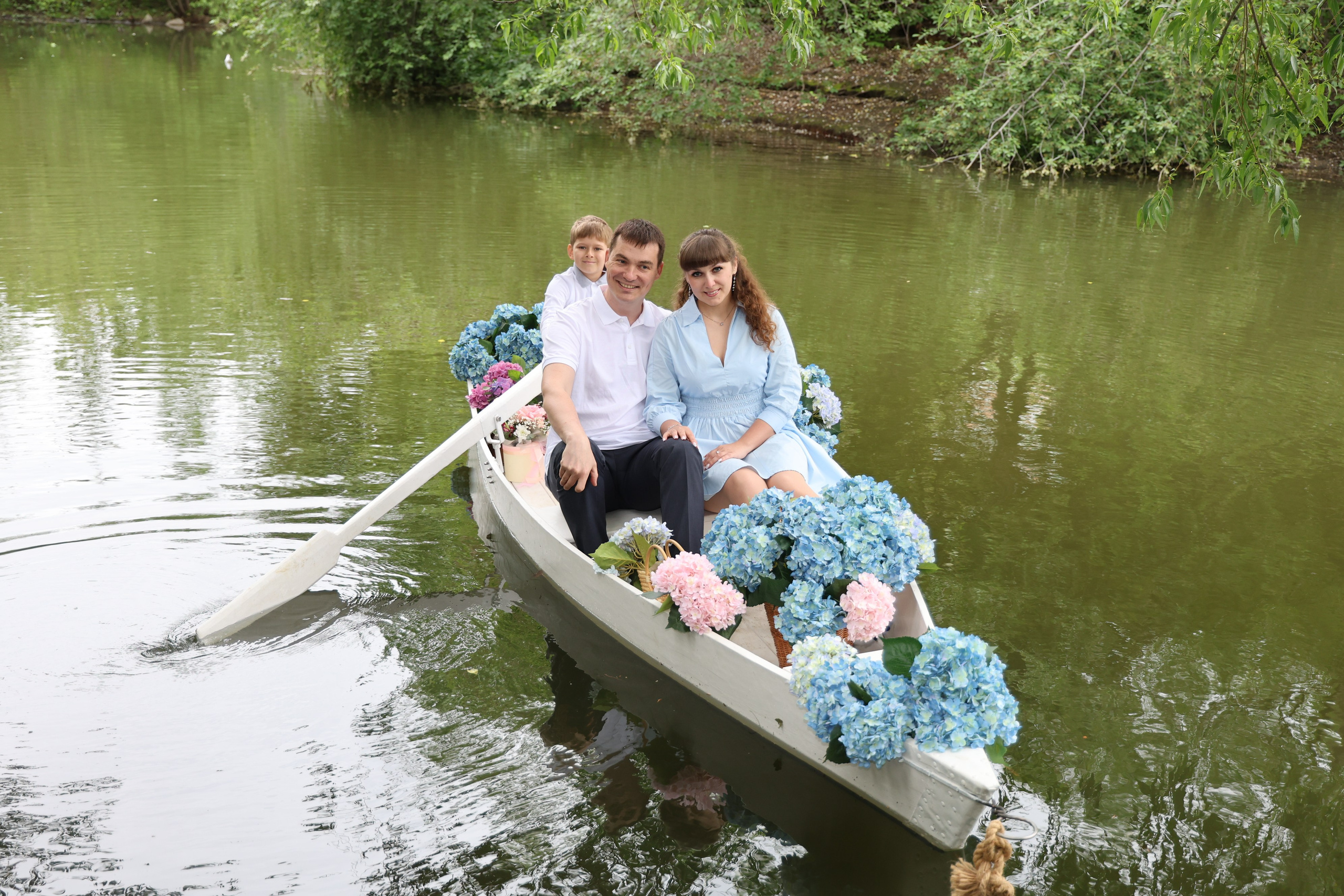 Фотосессия в лодке, лодка, озеро, платье, книга, шляпа, зонт, перчатки, весла, лето. Свадебный, семейный, женский и детский фотограф из Екатеринбурга