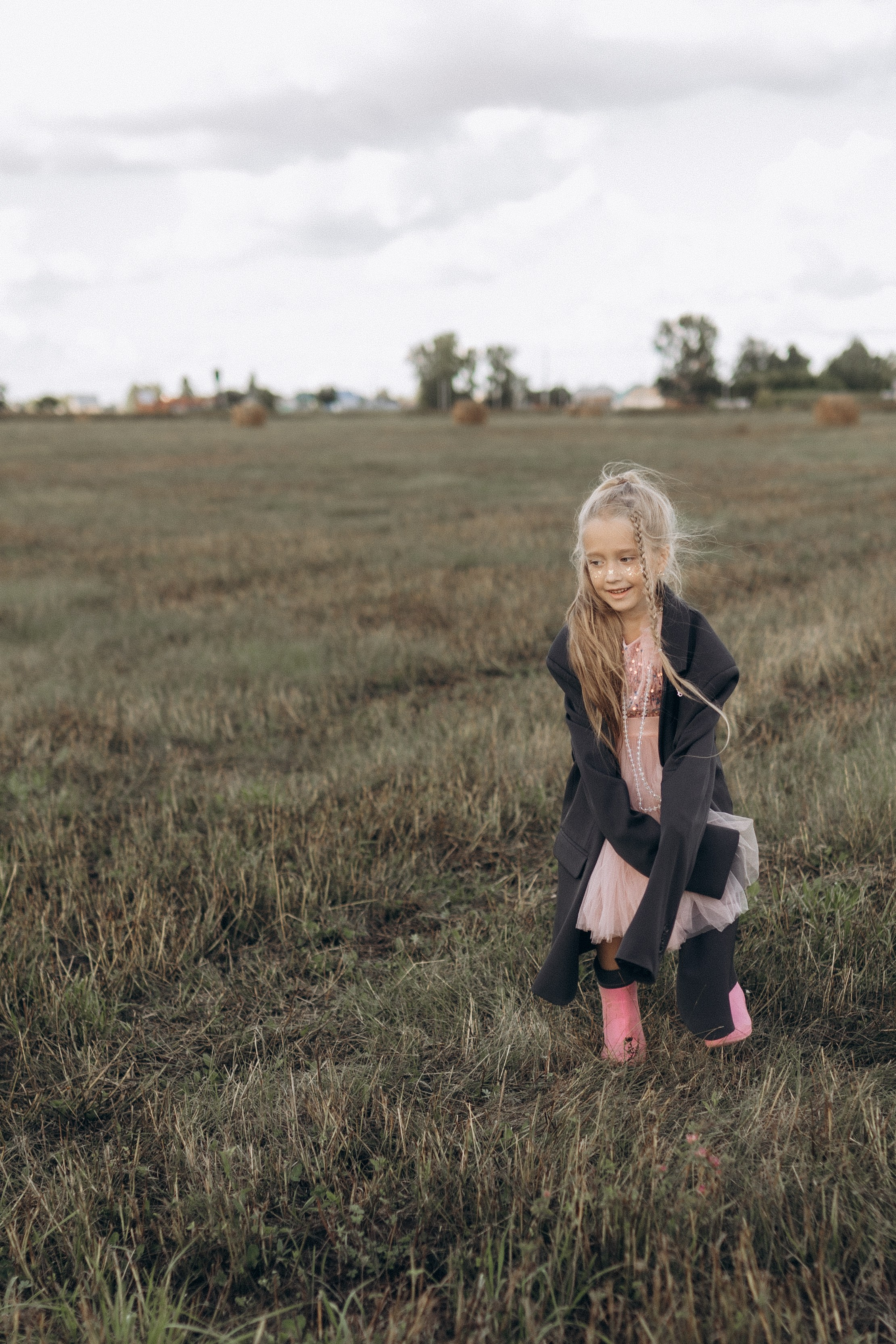 Вика и Миша на сене. Семейный фотограф lifestyle в Новосибирске Елена Шпилевая