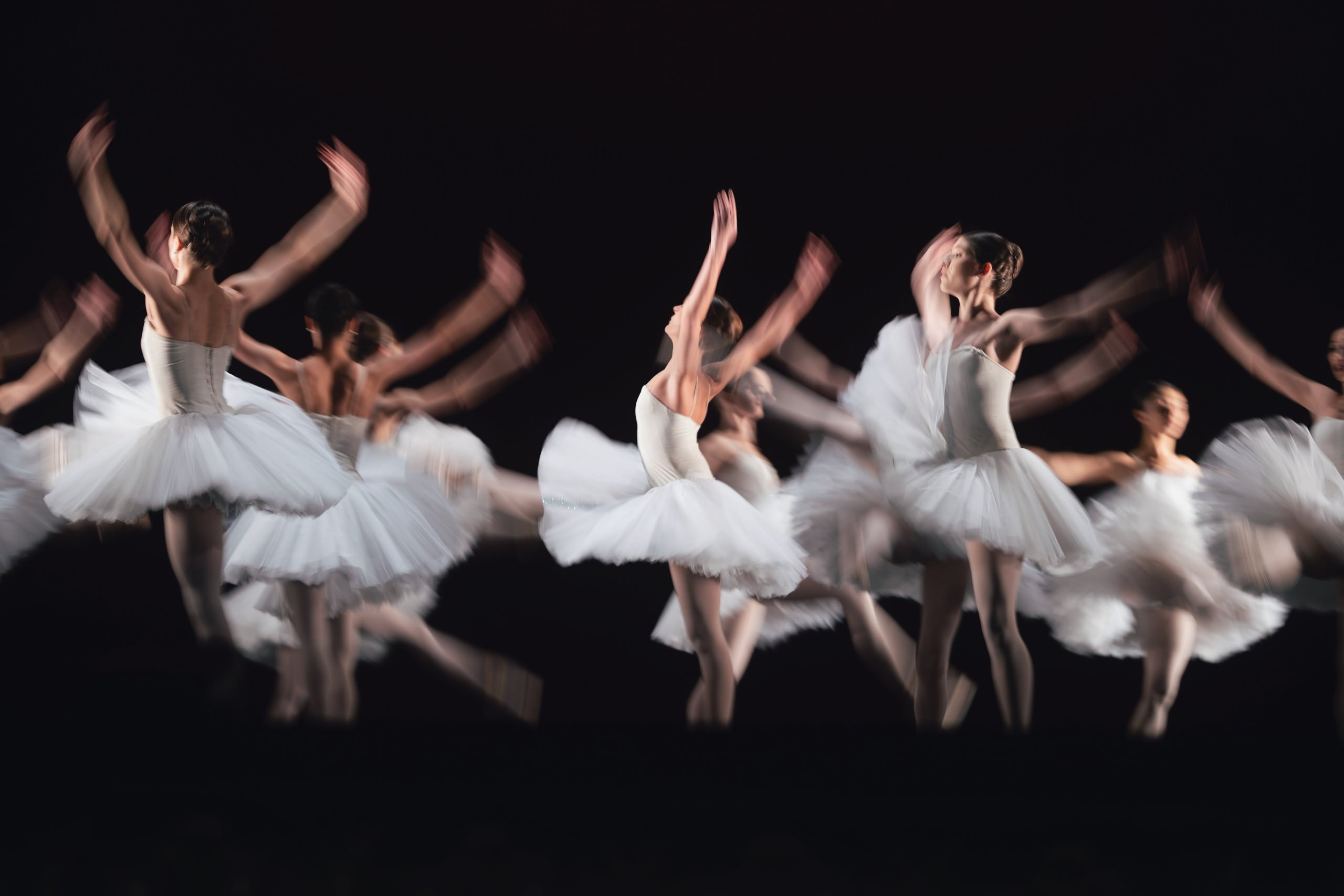 балерины в пачках кружатся по сцене