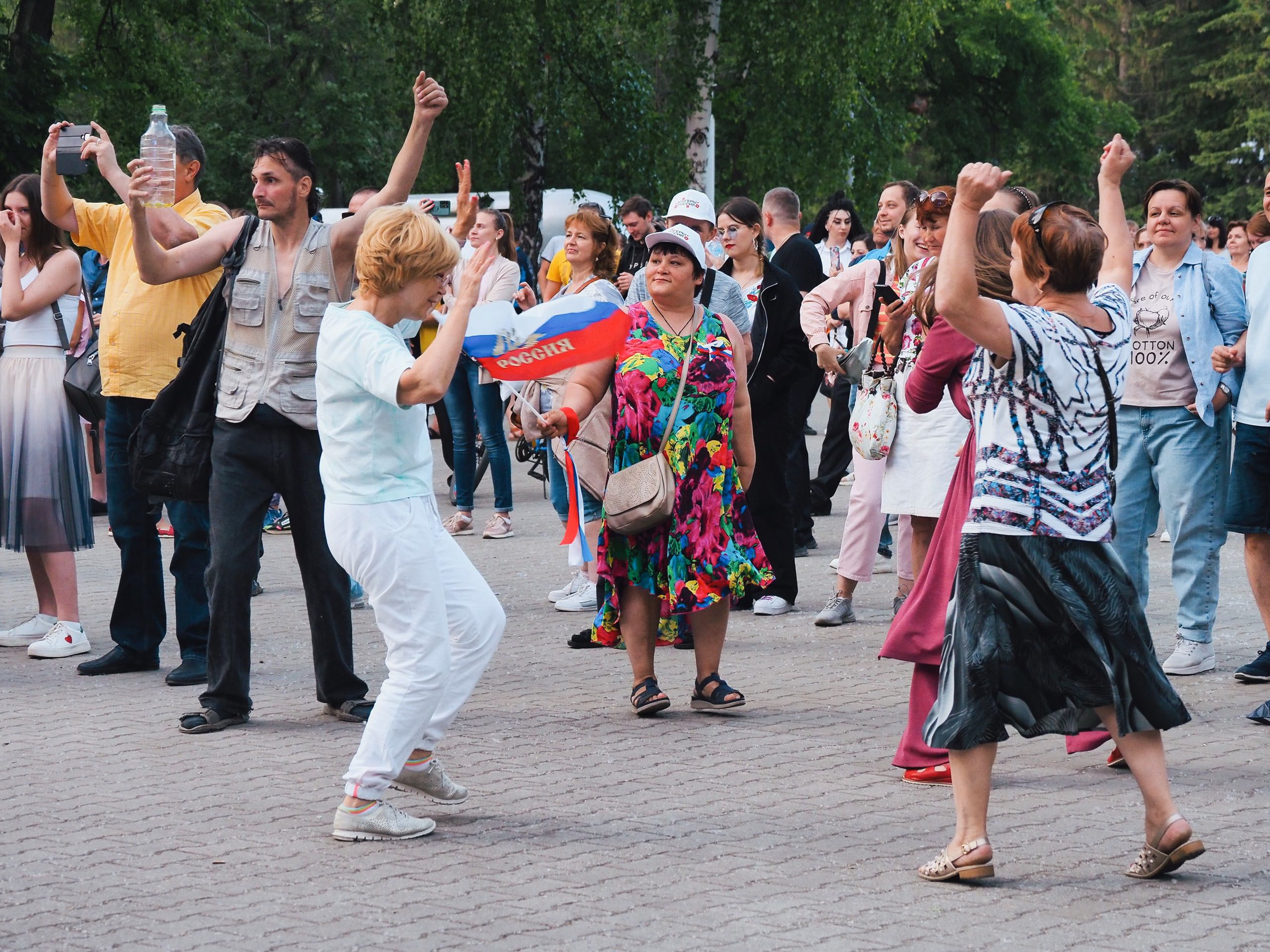 пьяная толпа танцует с флагом России