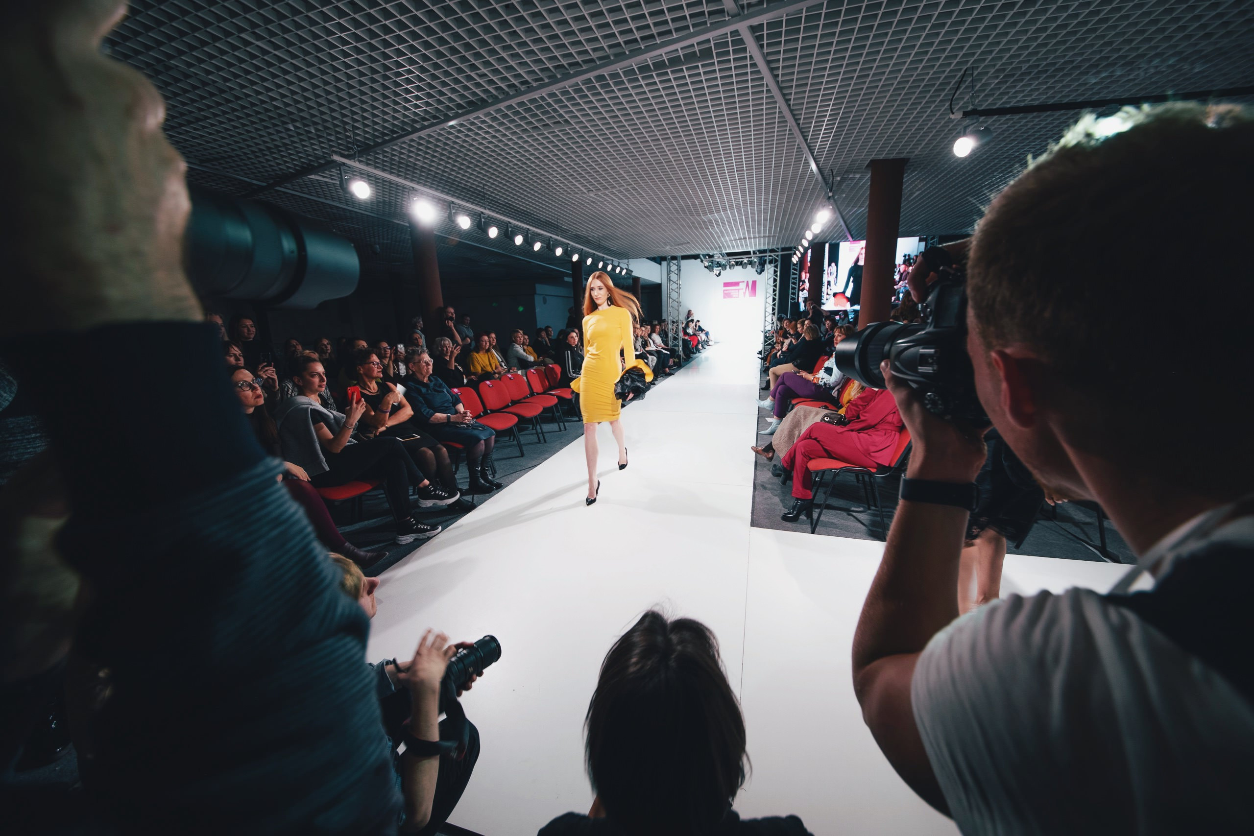 Ekaterinburg fashion week, фотографы фотографируют модель, идущую по подиуму